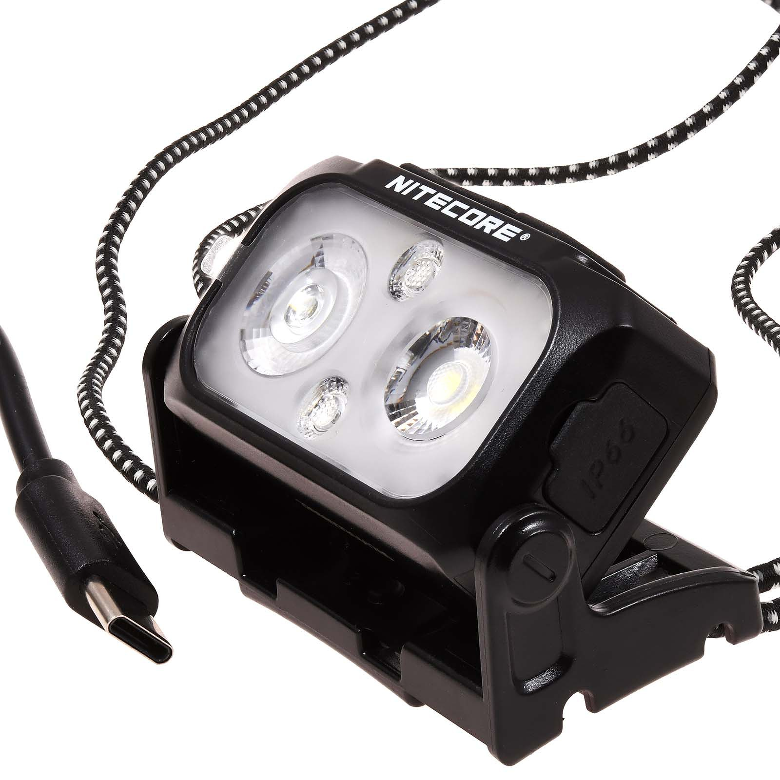Schwarze Nitecore Kopflampe mit zwei LEDs und angeschlossenem USB-Kabel auf weißem Hintergrund.