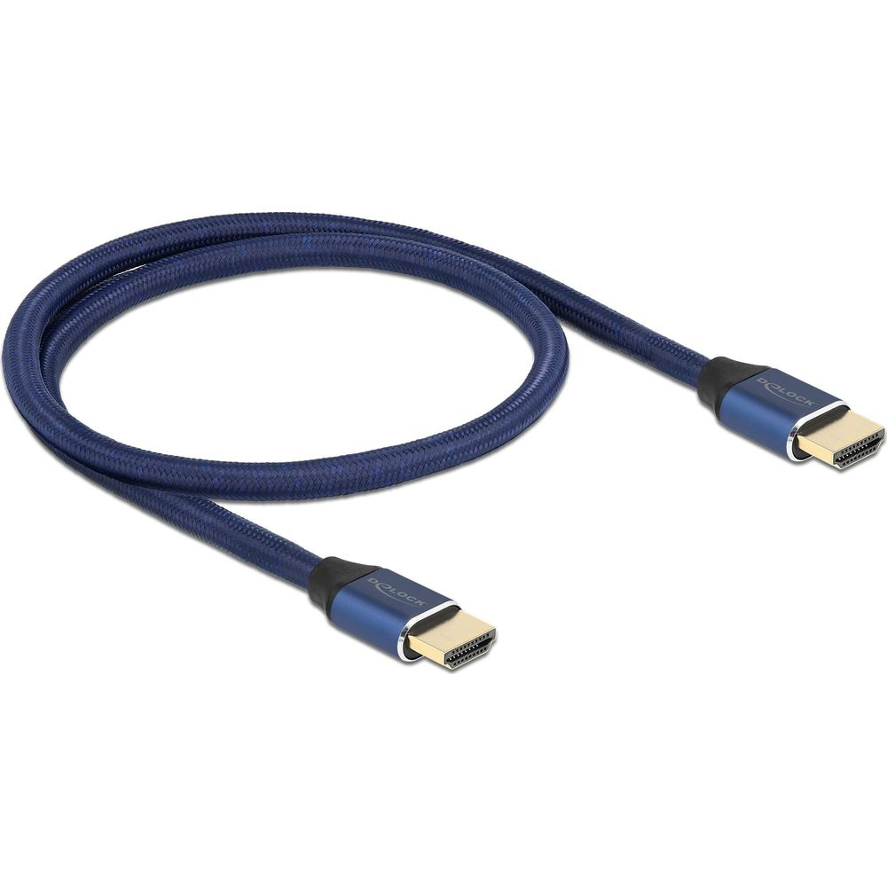 Ein blaues HDMI-Kabel mit geflochtenem Mantel und vergoldeten Steckern auf weißem Hintergrund.