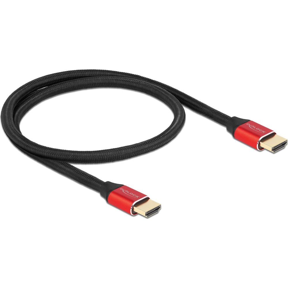 Ein schwarz geflochtenes HDMI-Kabel mit roten und goldenen Anschlüssen vor weißem Hintergrund.