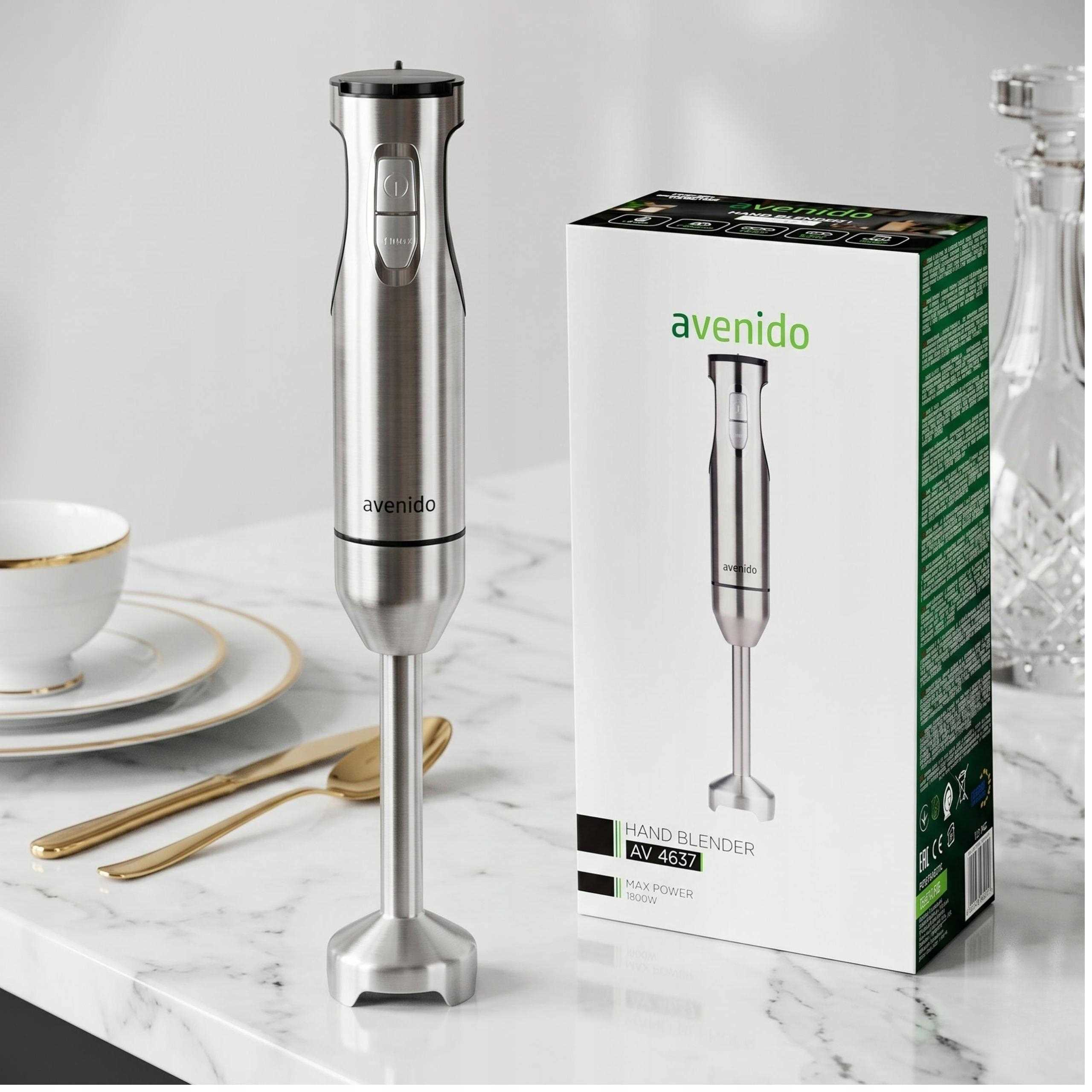 Srebrny blender ręczny Avenida stoi na marmurowym blacie obok opakowania produktu z nadrukiem.