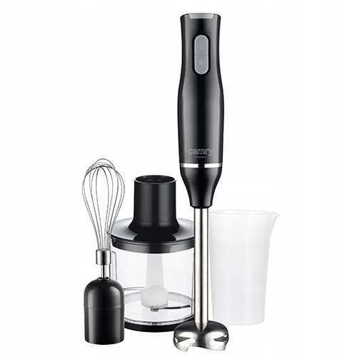 Czarny blender ręczny z trzepaczką, rozdrabniaczem i miarką na białym tle.