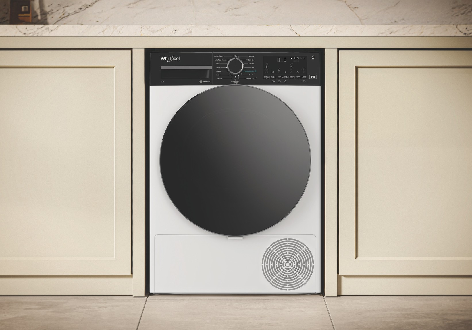 Una lavatrice Whirlpool bianca con oblò tondo nero e pannello di controllo è inserita nei mobili della cucina.