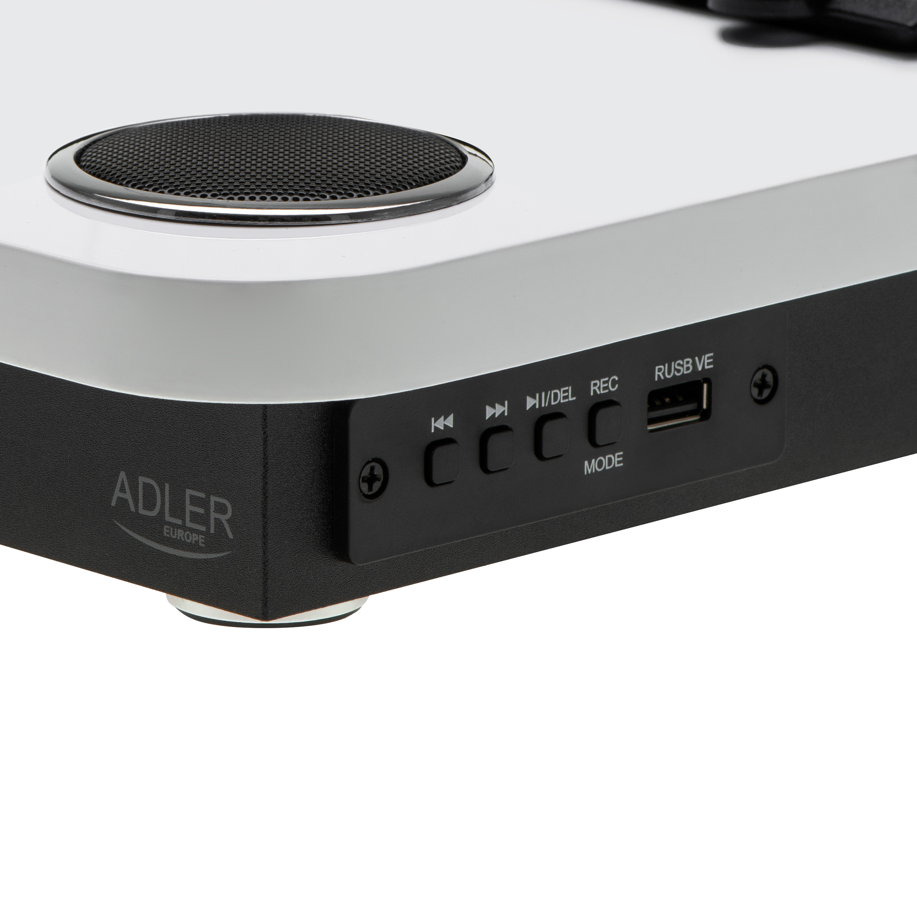Zbliżenie biało-czarnego urządzenia Adler Europe z przyciskami sterującymi i portem USB.