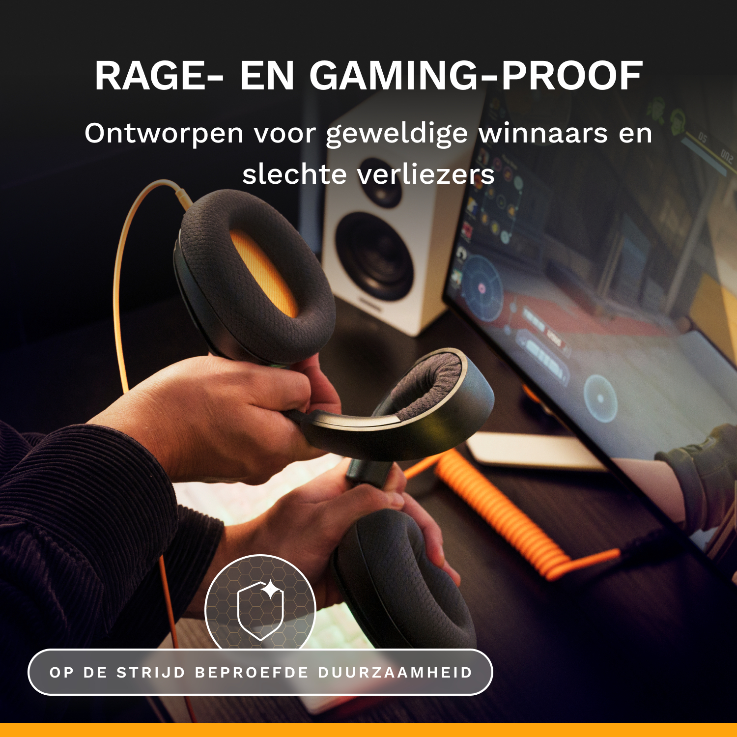 Qualcuno tiene tra le mani cuffie da gioco resistenti, con un monitor e un altoparlante sullo sfondo.