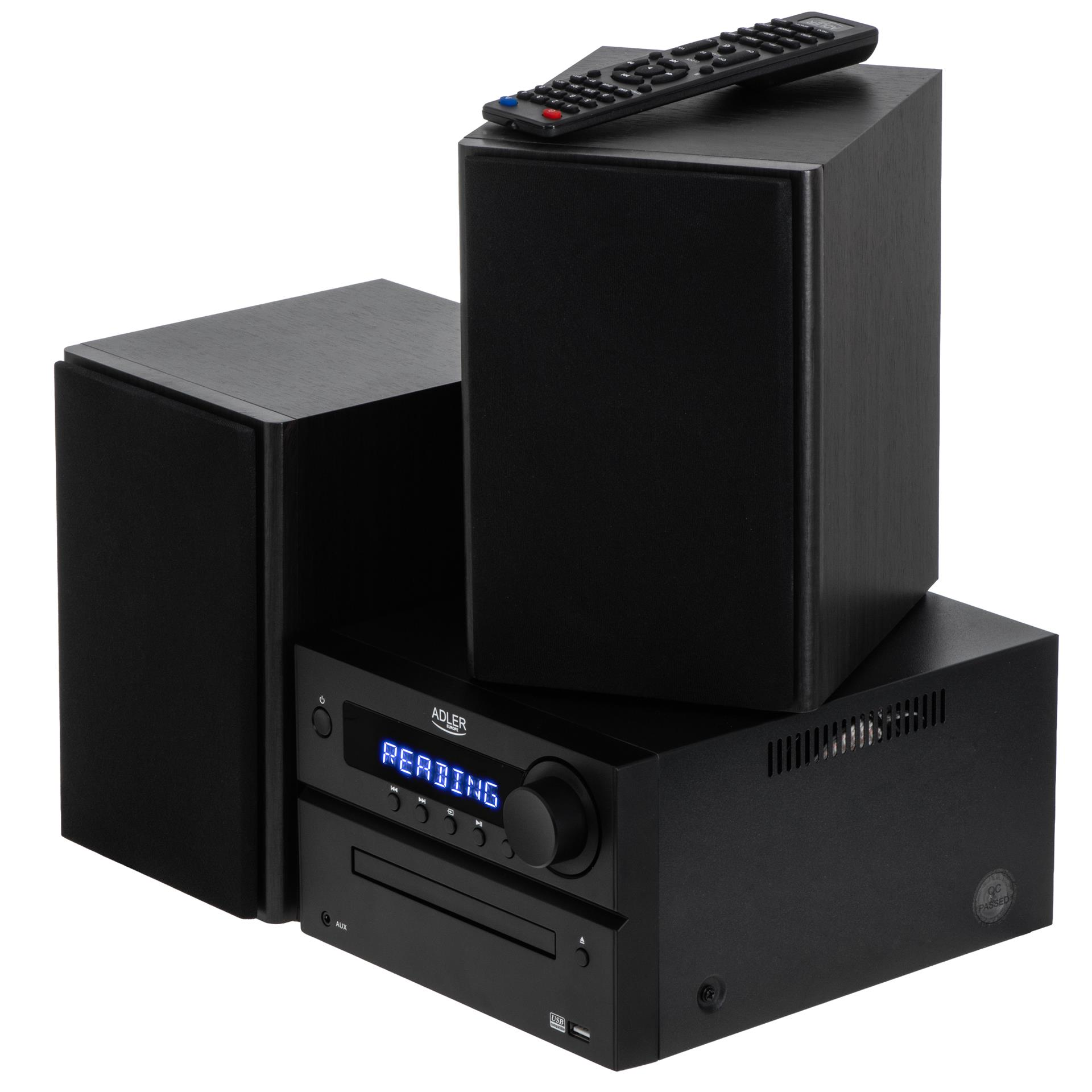 Czarny system audio z dwoma głośnikami, cyfrowym wyświetlaczem i pilotem na białym tle.