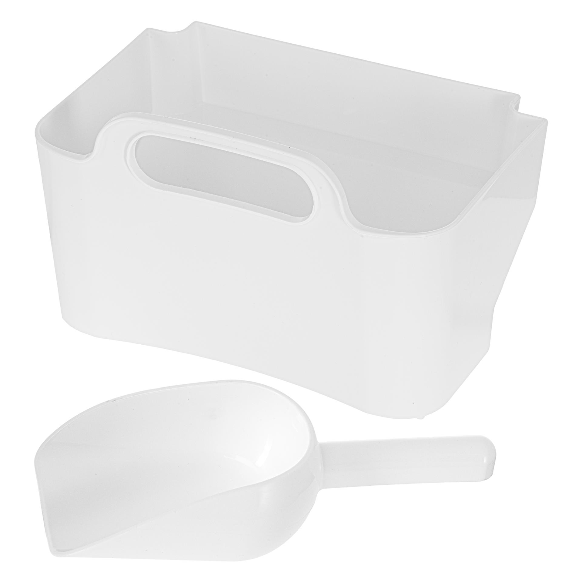 Biały plastikowy pojemnik z uchwytem i biała plastikowa szufelka na białym tle.