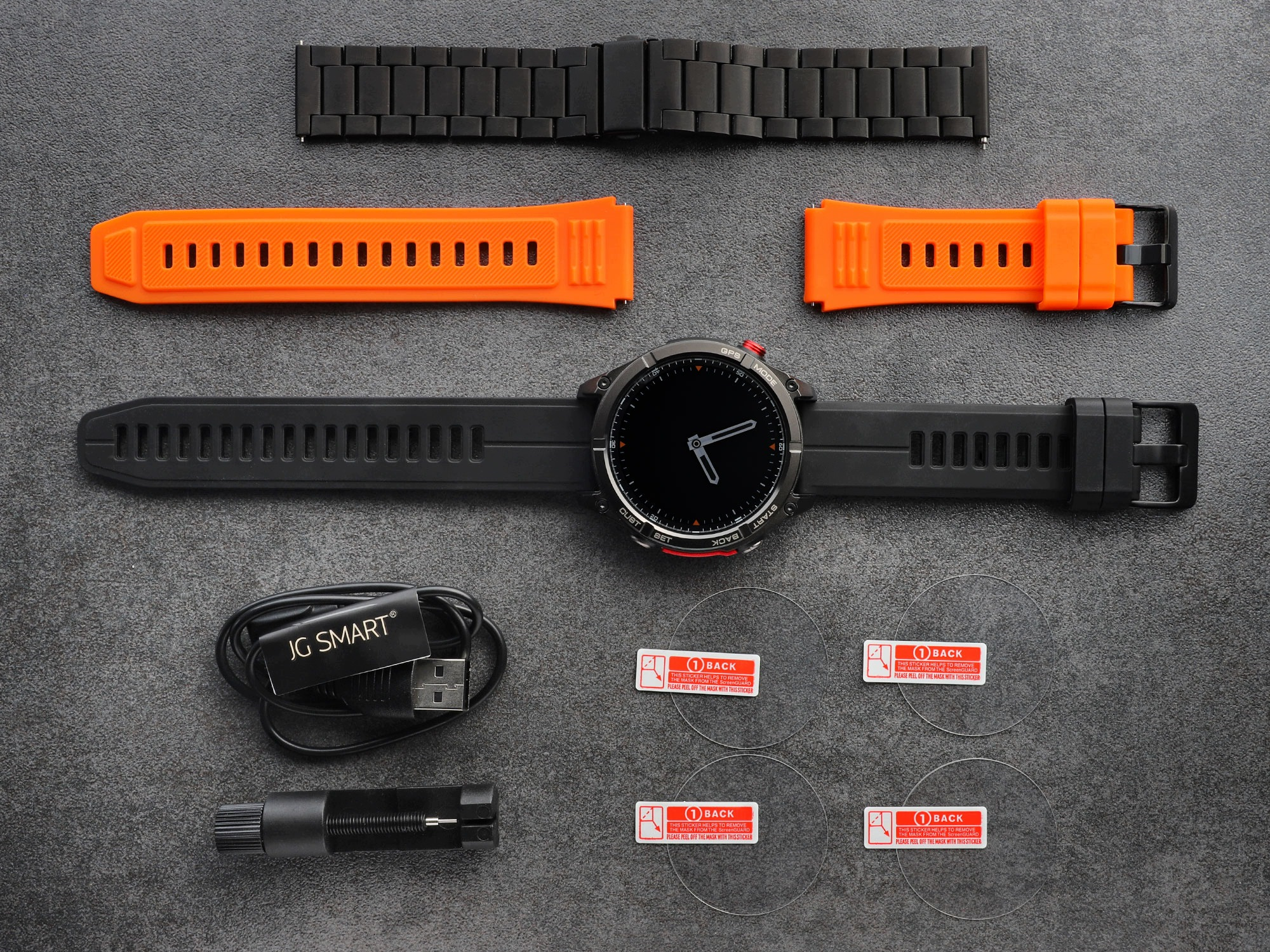Smartwatch z czarnym paskiem, dodatkowymi paskami, kablem, foliami ochronnymi i narzędziem.