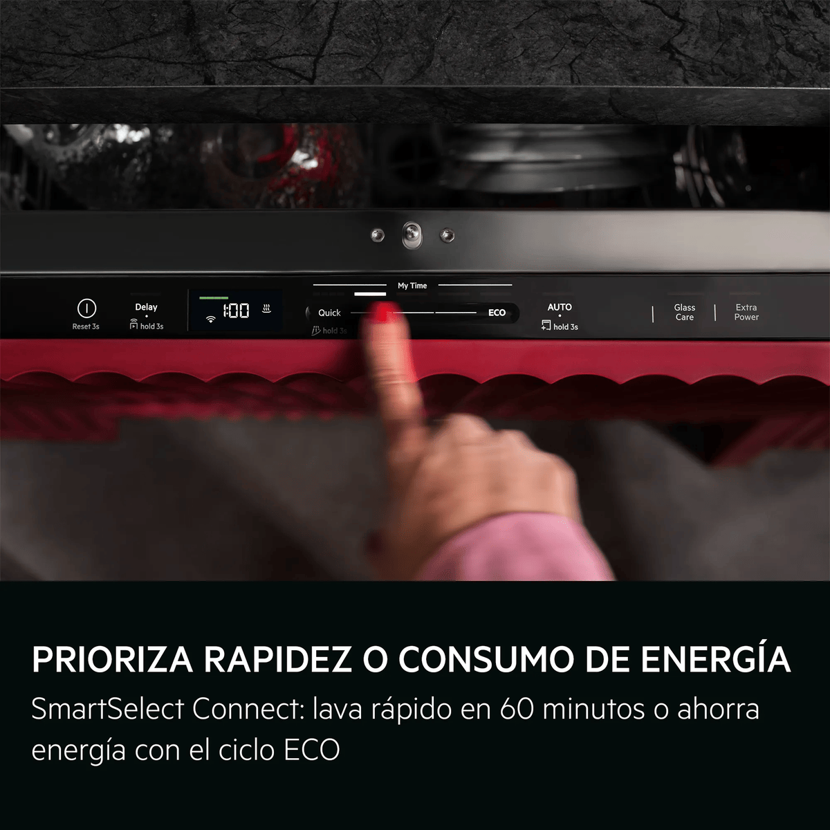 Una mano opera el panel de control táctil digital de un lavavajillas.