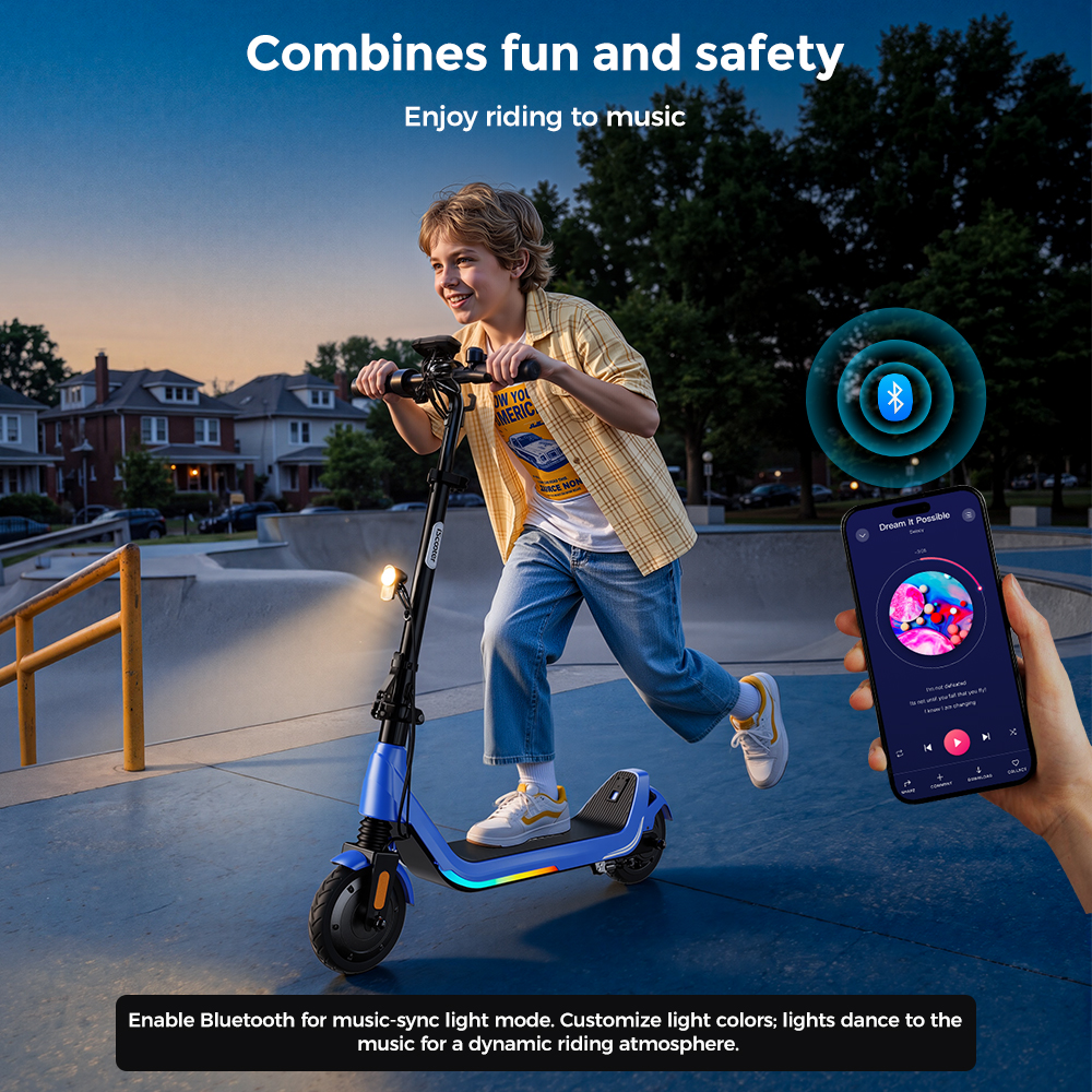 Chłopiec jeździ na niebieskiej hulajnodze elektrycznej w skateparku o zachodzie słońca, trzymając smartfon z muzyką.