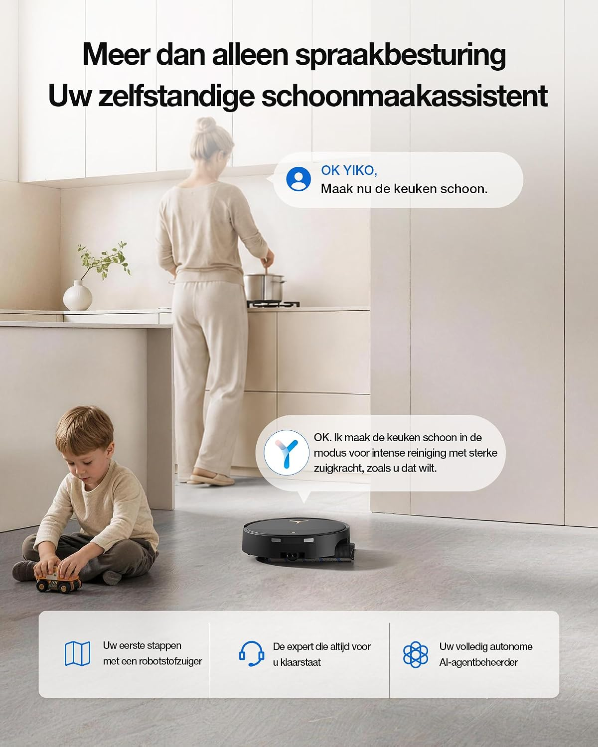 Een kind speelt op de grond terwijl een vrouw kookt en een robotstofzuiger praat in de keuken.