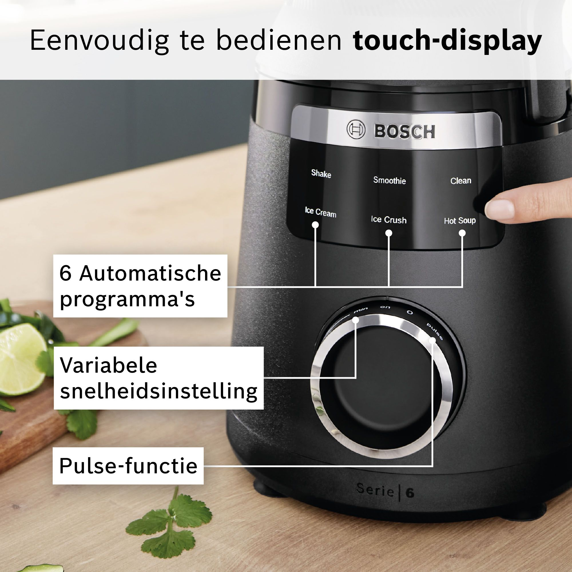 Een Bosch blender met touchscreen, draaiknop en Nederlandstalige tekstkaders op een houten aanrecht.