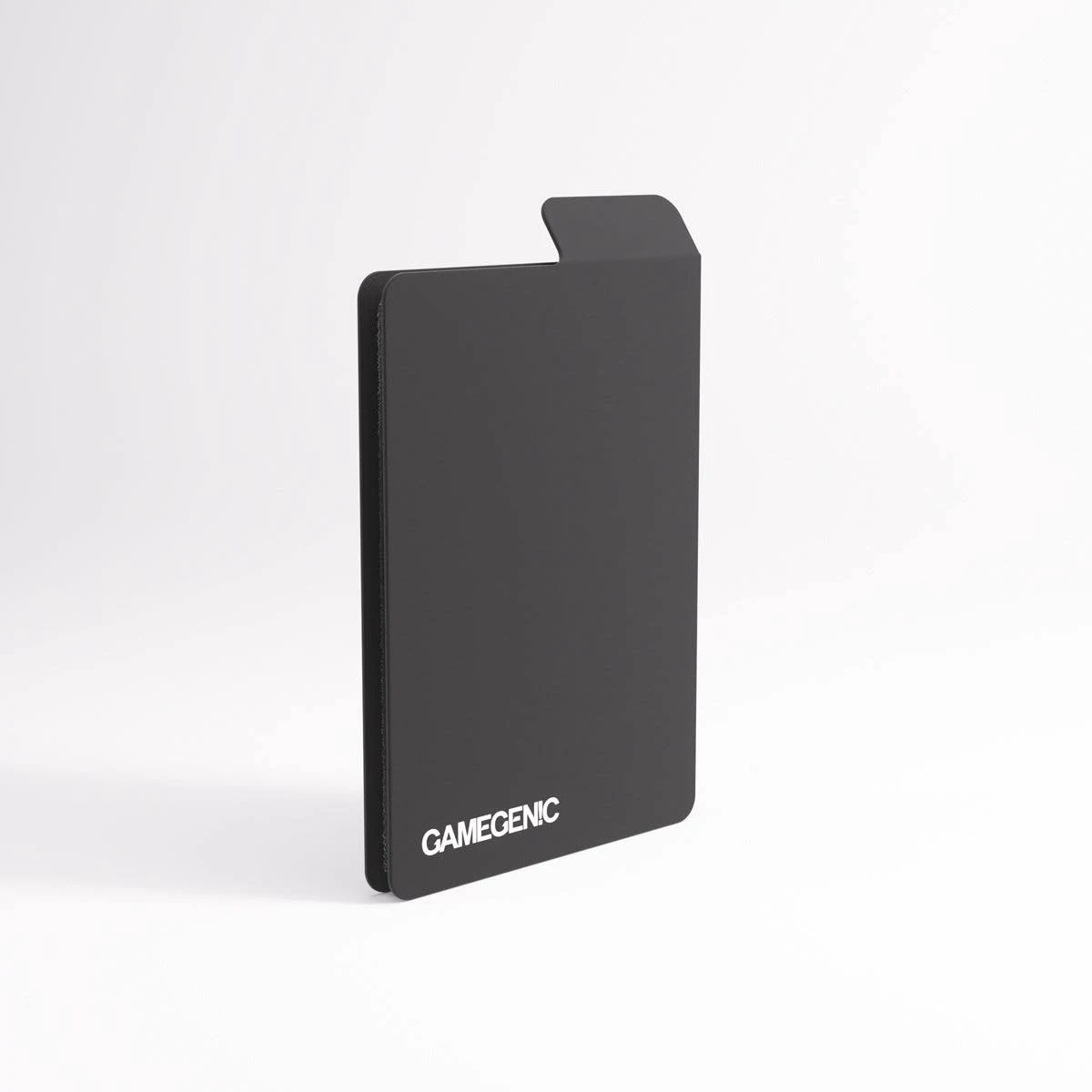 Un divisor de cartas Gamegenic negro y rectangular con una pestaña sobre un fondo blanco.