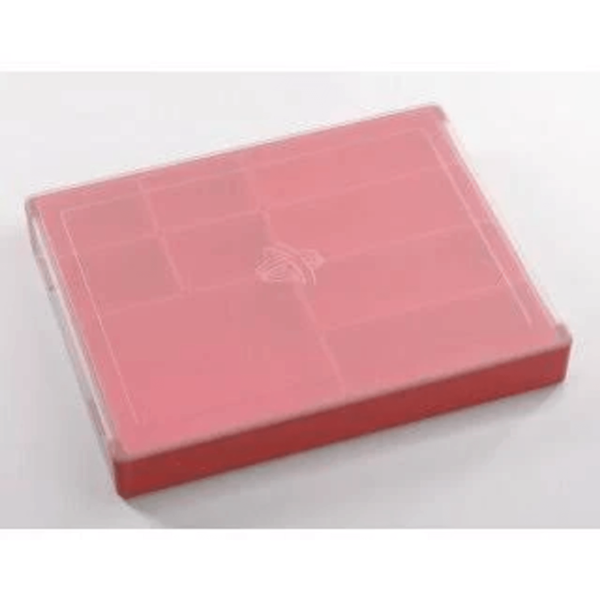 Una caja de almacenamiento roja cerrada con tapa transparente sobre fondo claro.