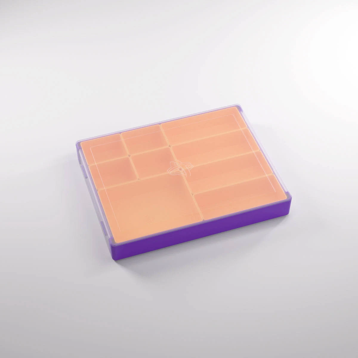 Una caja de almacenamiento morada con tapa transparente y compartimentos naranjas en un fondo blanco.