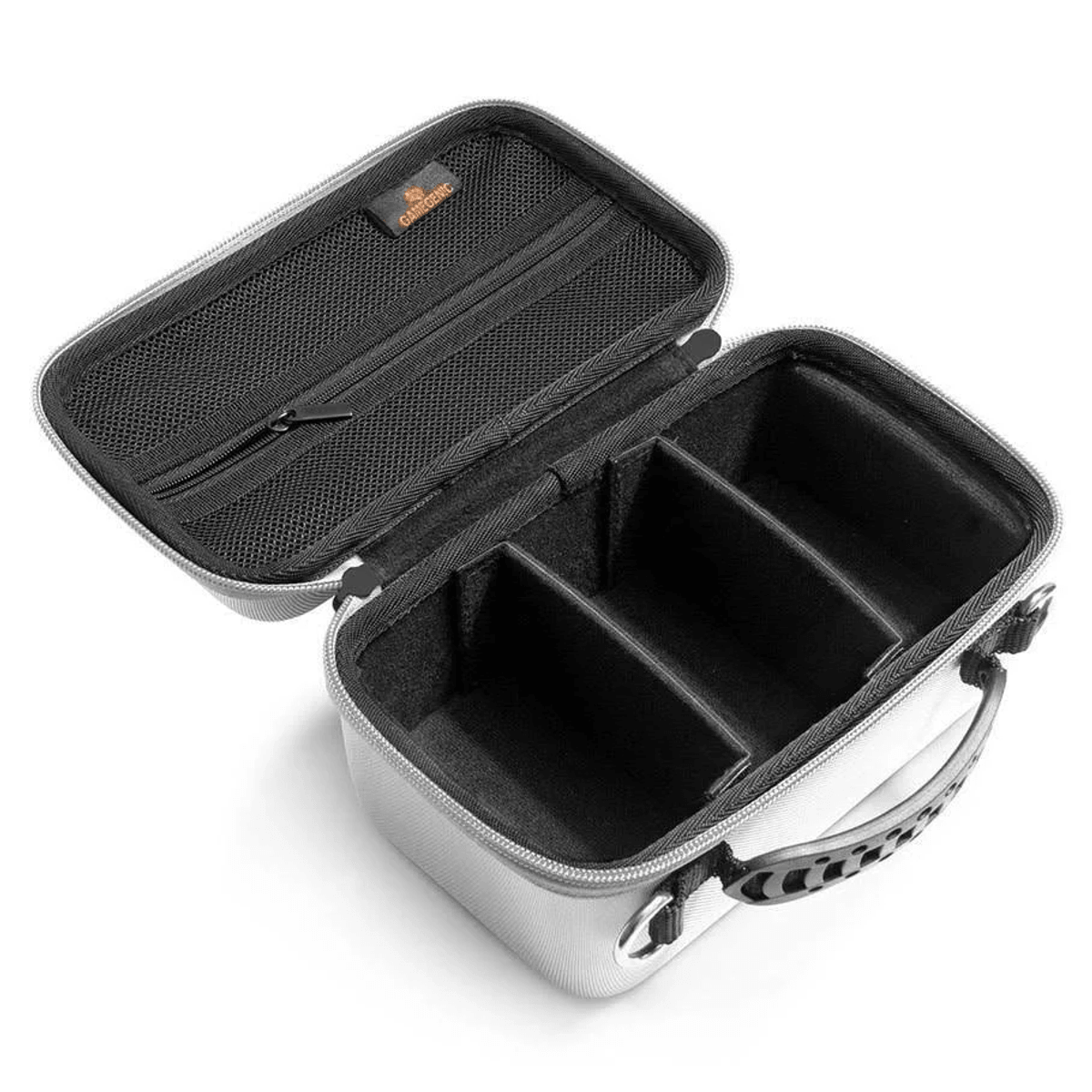 Estuche de almacenamiento plateado abierto con interior negro, tres compartimentos y un bolsillo de malla con cremallera.