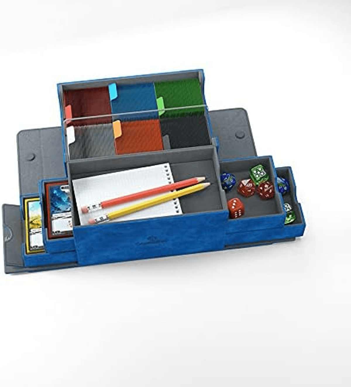 Una caja de almacenamiento azul para juegos llena de cartas, dados, lápices y un bloc de notas sobre fondo blanco.