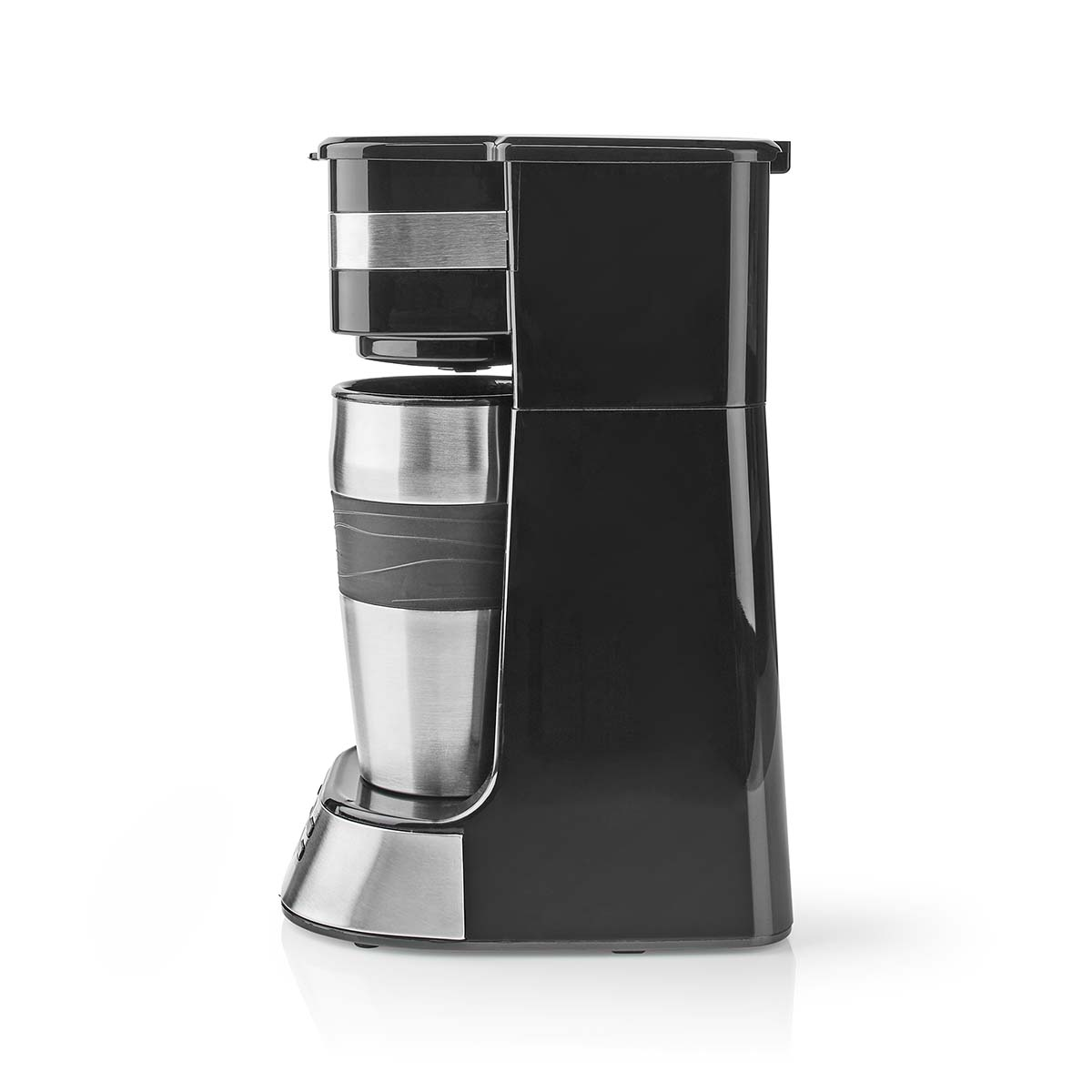 Een zwart koffiezetapparaat met zilveren reismok op witte achtergrond.