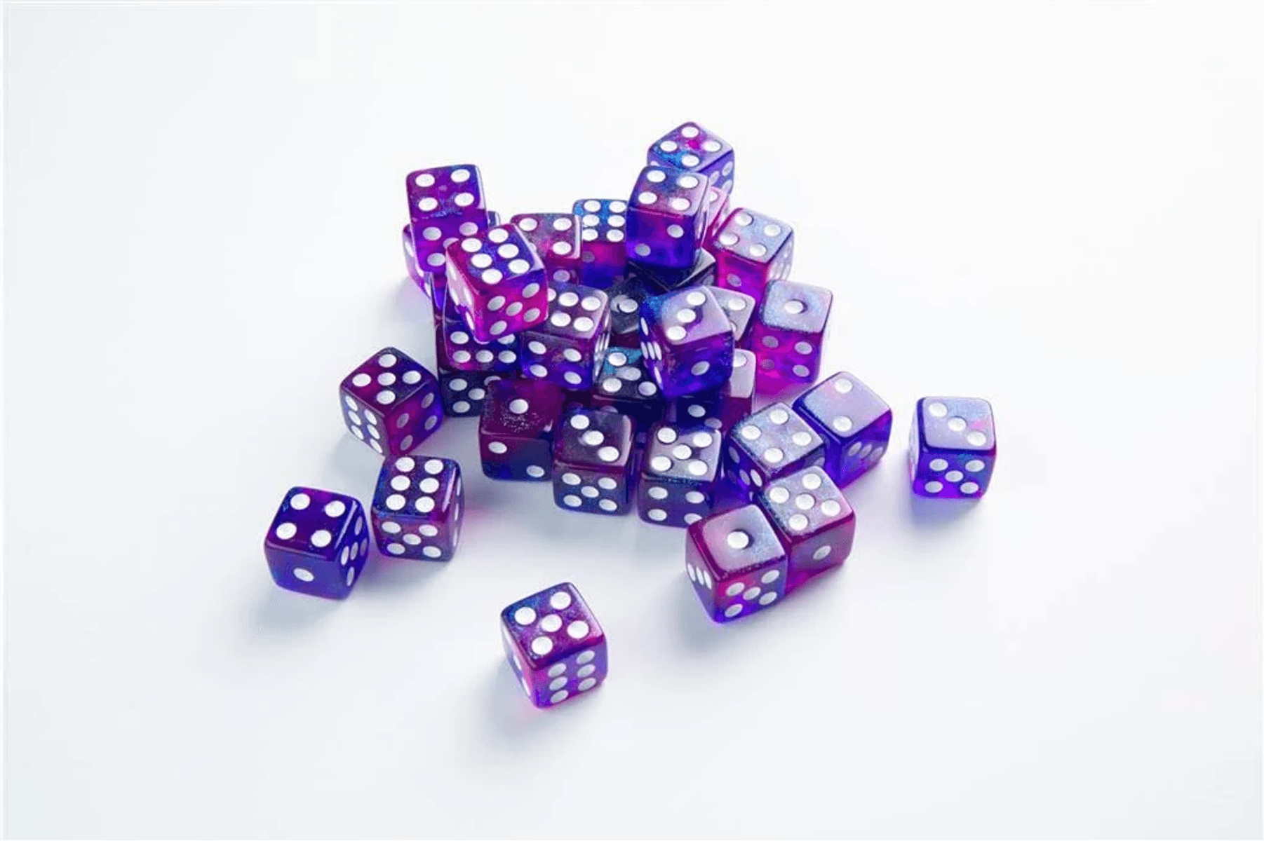 Un montón de dados morados translúcidos con puntos blancos en una superficie.