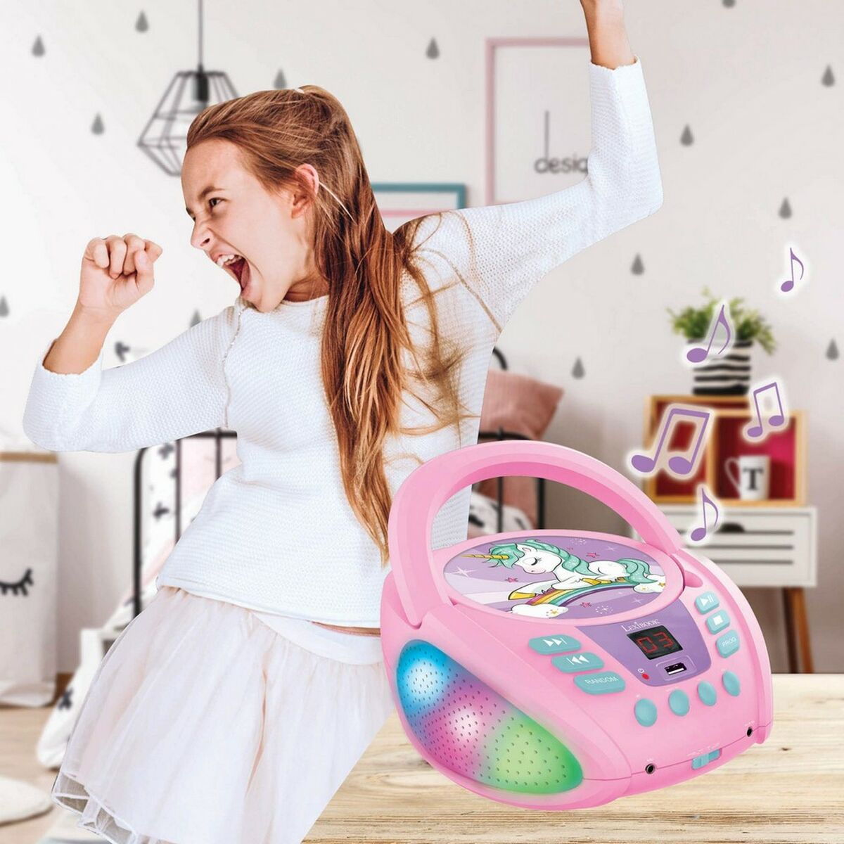 Ein Mädchen in Weiß tanzt begeistert neben einem rosa Einhorn-Radio in einem Zimmer.