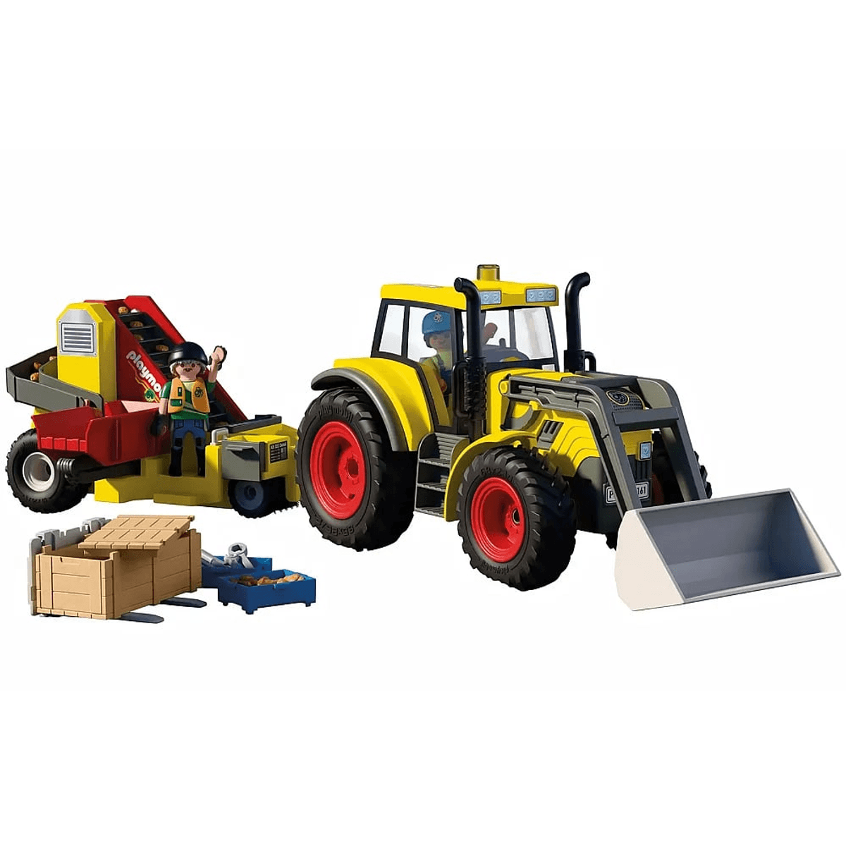 Un tractor de juguete amarillo con cargador frontal y remolque rojo, acompañado de figuras y cajas.