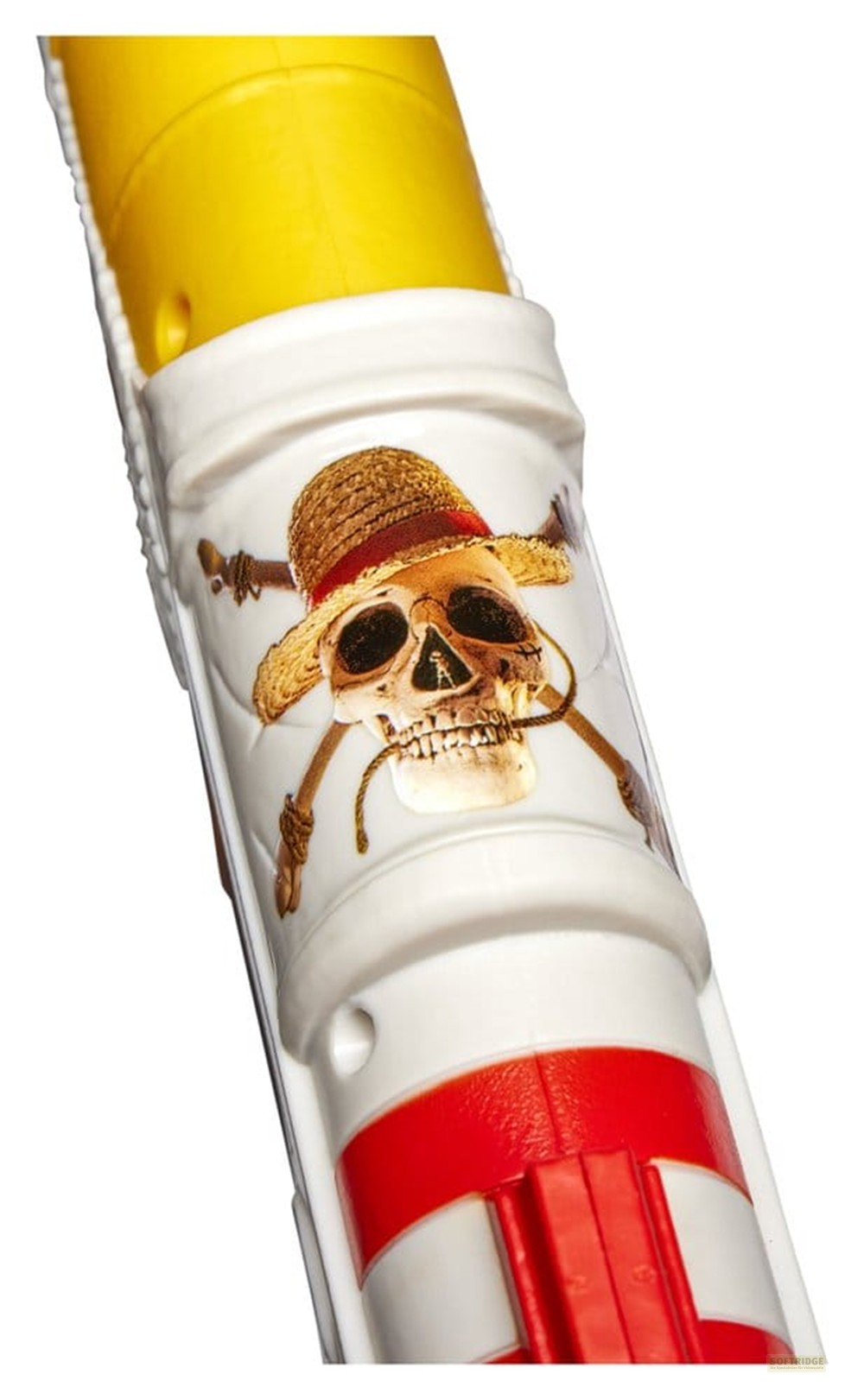 Cilindro amarillo, blanco y rojo con un cráneo pirata y sombrero de paja en el centro sobre fondo blanco.