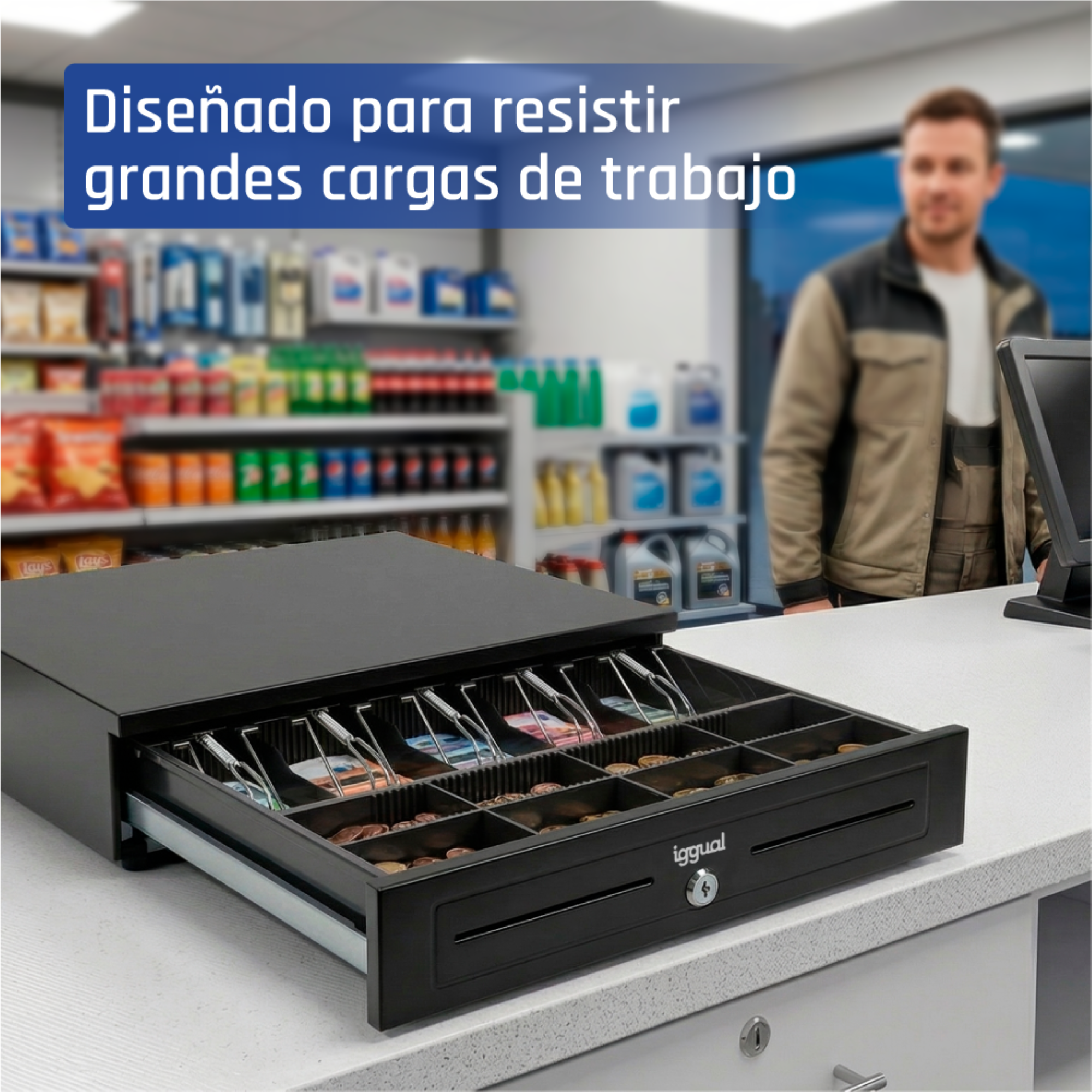 Un cajón portamonedas negro abierto en un mostrador de tienda, con un empleado y estantes al fondo.