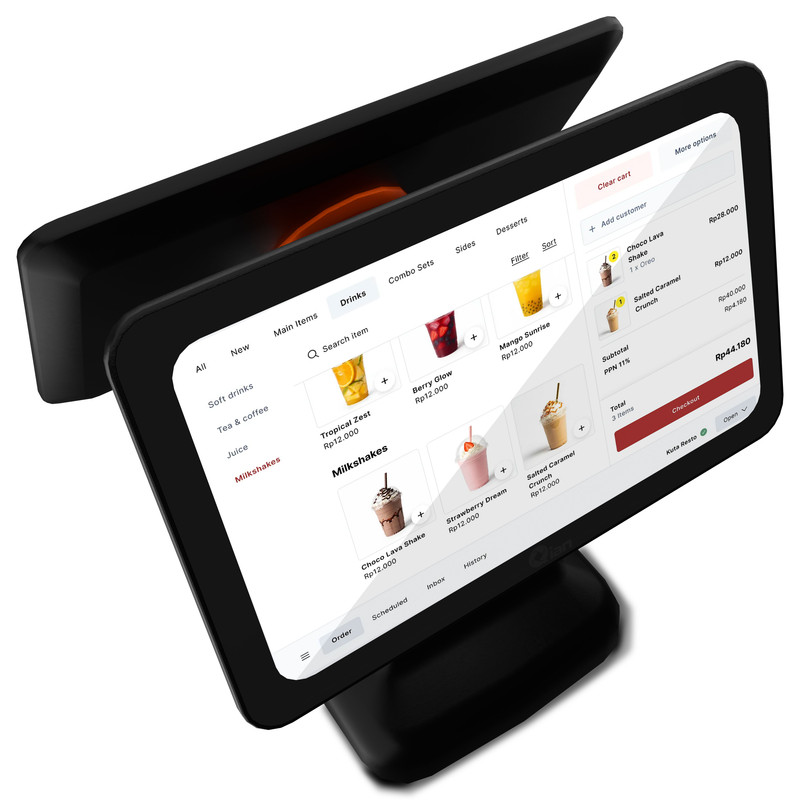 Un terminal TPV negro muestra un menú digital de bebidas y batidos en su pantalla táctil.