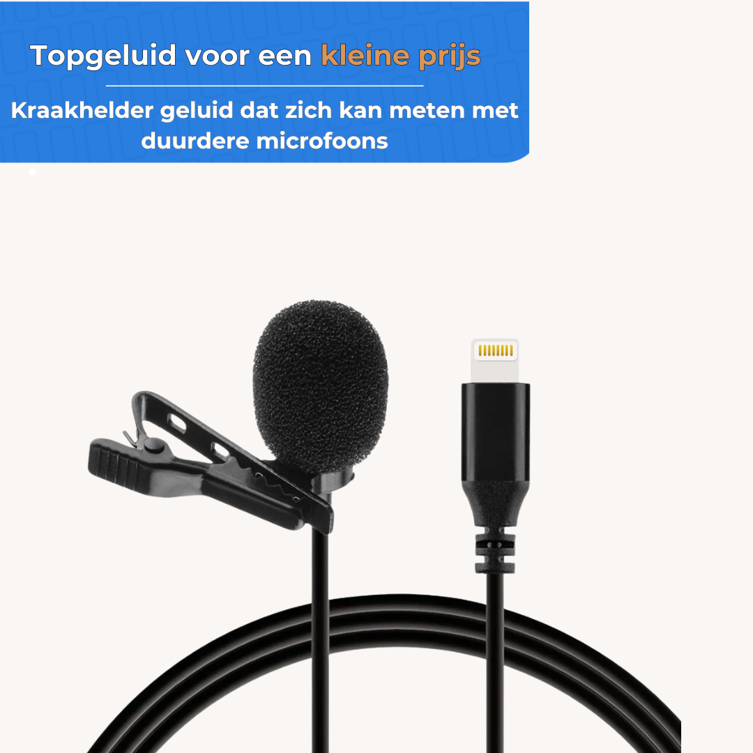 Een zwarte lavalier-microfoon met clip en Lightning-connector kabel tegen een lichte achtergrond.