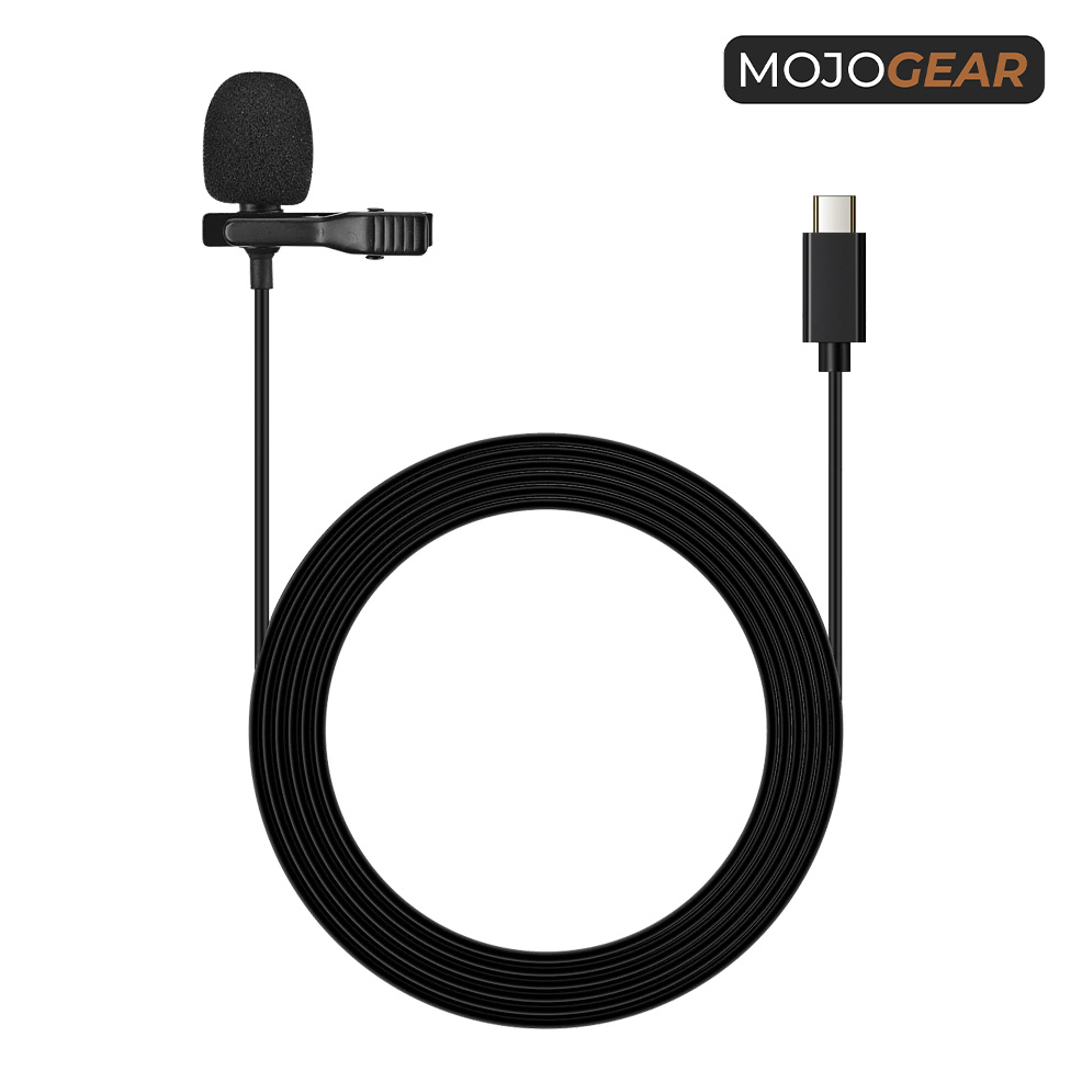 Een zwarte opspeldmicrofoon met opgerolde kabel en USB-C connector op witte achtergrond.