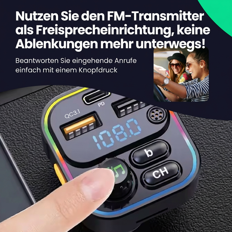 Ein Finger drückt den Knopf eines bunten Auto-FM-Transmitters mit digitaler Anzeige, USB-Anschlüssen und Freisprechfunktion.