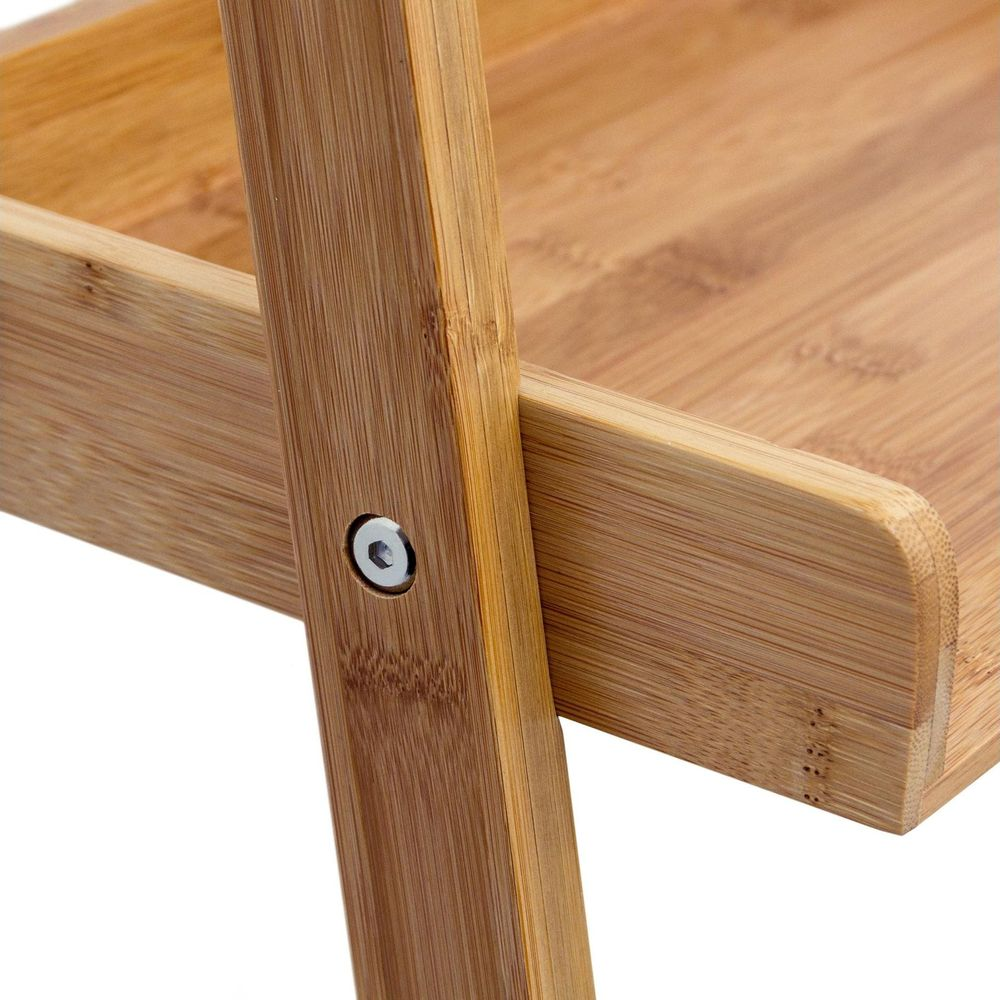 Nahaufnahme einer Holzstruktur mit einer Metallschraube, die Teile verbindet.