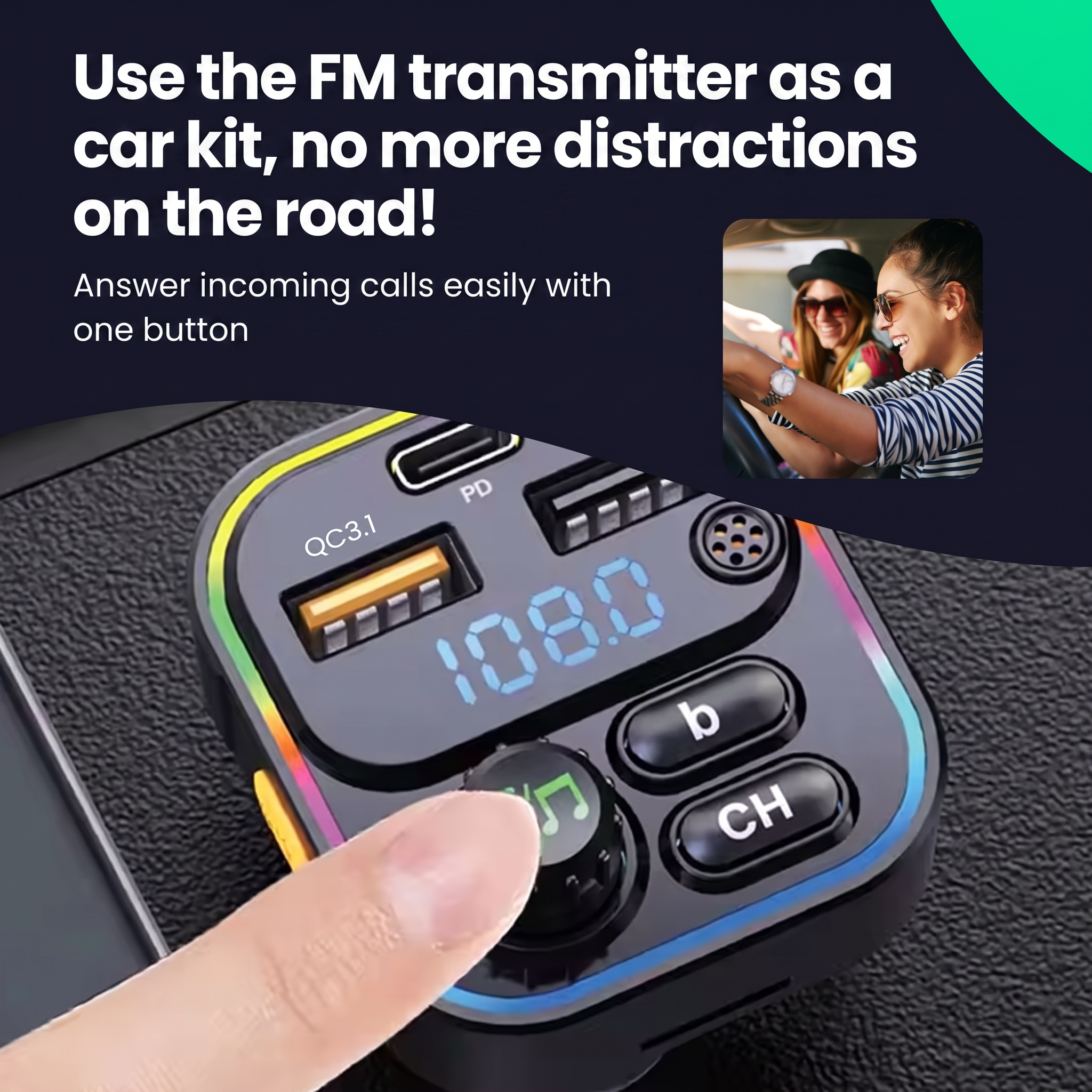 Hand drückt FM-Transmitter-Taste im Auto, im Hintergrund zwei lachende Frauen.