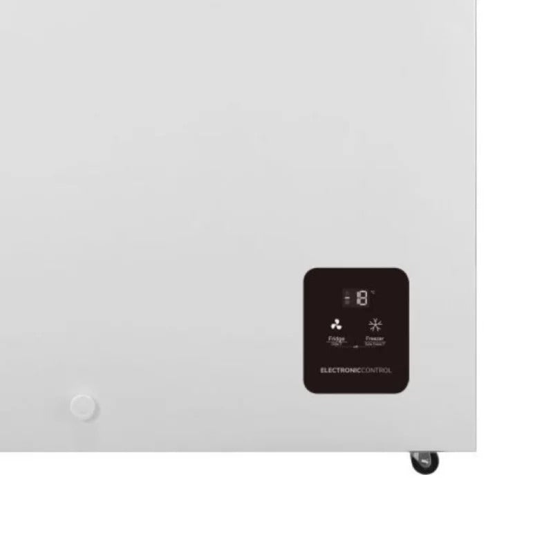 Weißes Haushaltsgerät mit elektronischem Bedienfeld und Display, das -18 Grad anzeigt.