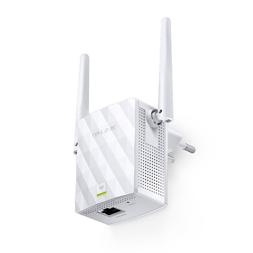 Beyaz bir duvarda iki antenli ve bir Ethernet portlu beyaz bir TP-Link Wi-Fi menzil genişletici.