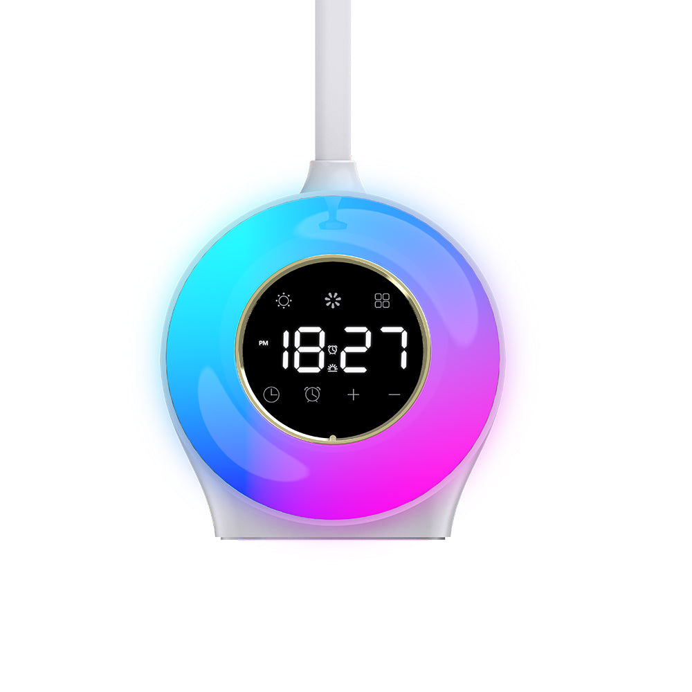 Eine weiße Lampe mit digitaler Uhr und blau-pinkem Leuchtring.