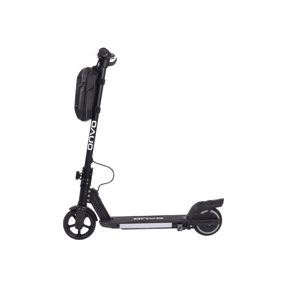 Gidonunda saklama çantası olan siyah elektrikli scooter ve beyaz arka planda beyaz yazılar.