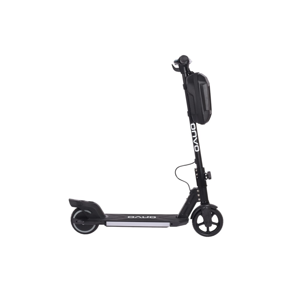 Gidonunda saklama çantası olan siyah elektrikli scooter, beyaz arka planda.