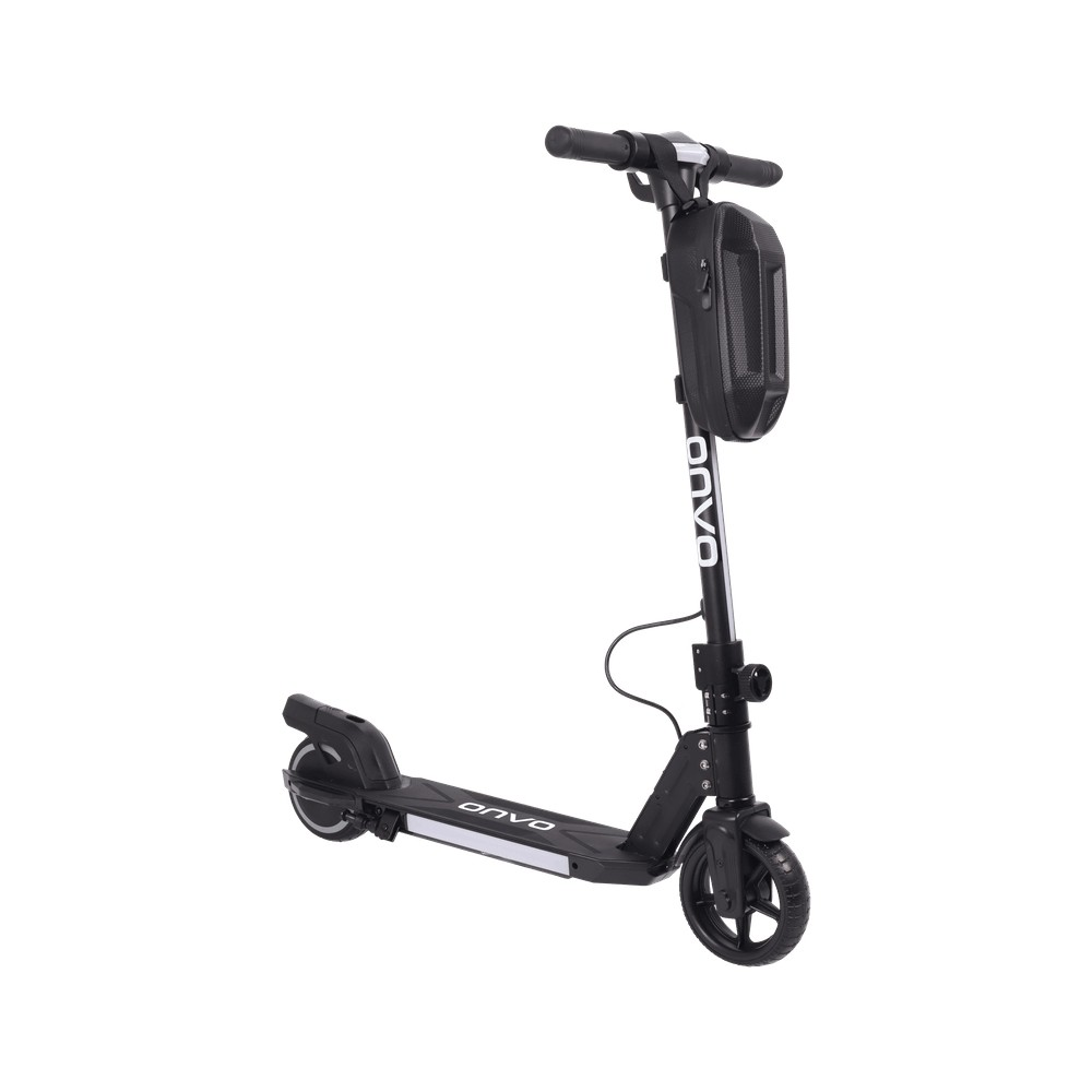Beyaz arka planda asılı çanta ve Onvo logolu siyah elektrikli scooter.
