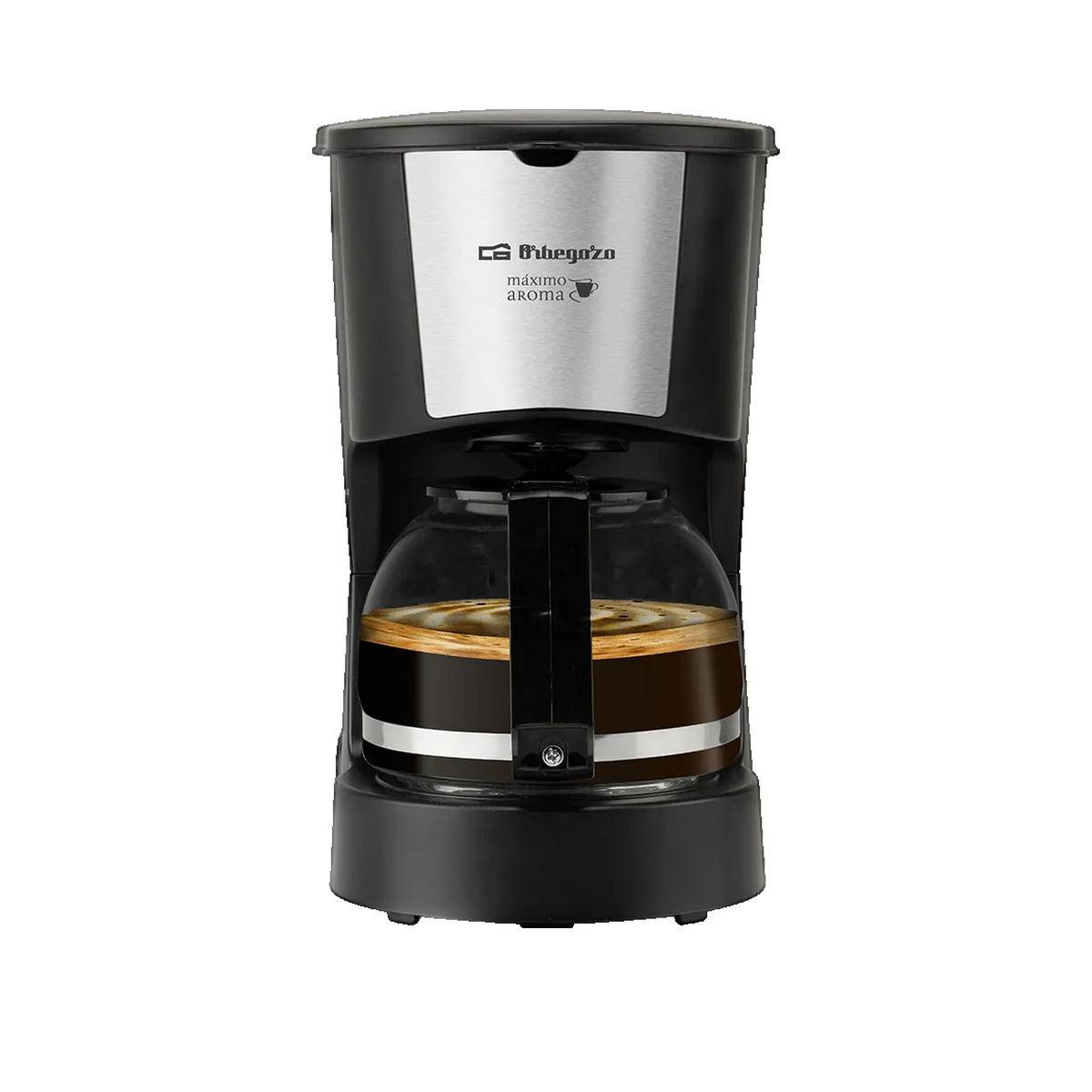 Una cafetera de goteo negra y plateada con una jarra de cristal llena de café recién hecho.