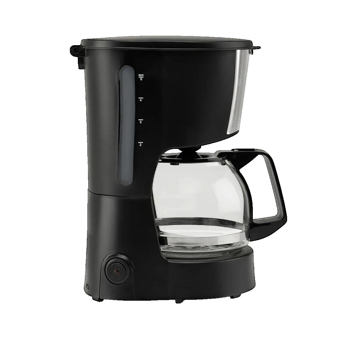 Una cafetera de goteo negra con jarra de vidrio sobre fondo blanco.
