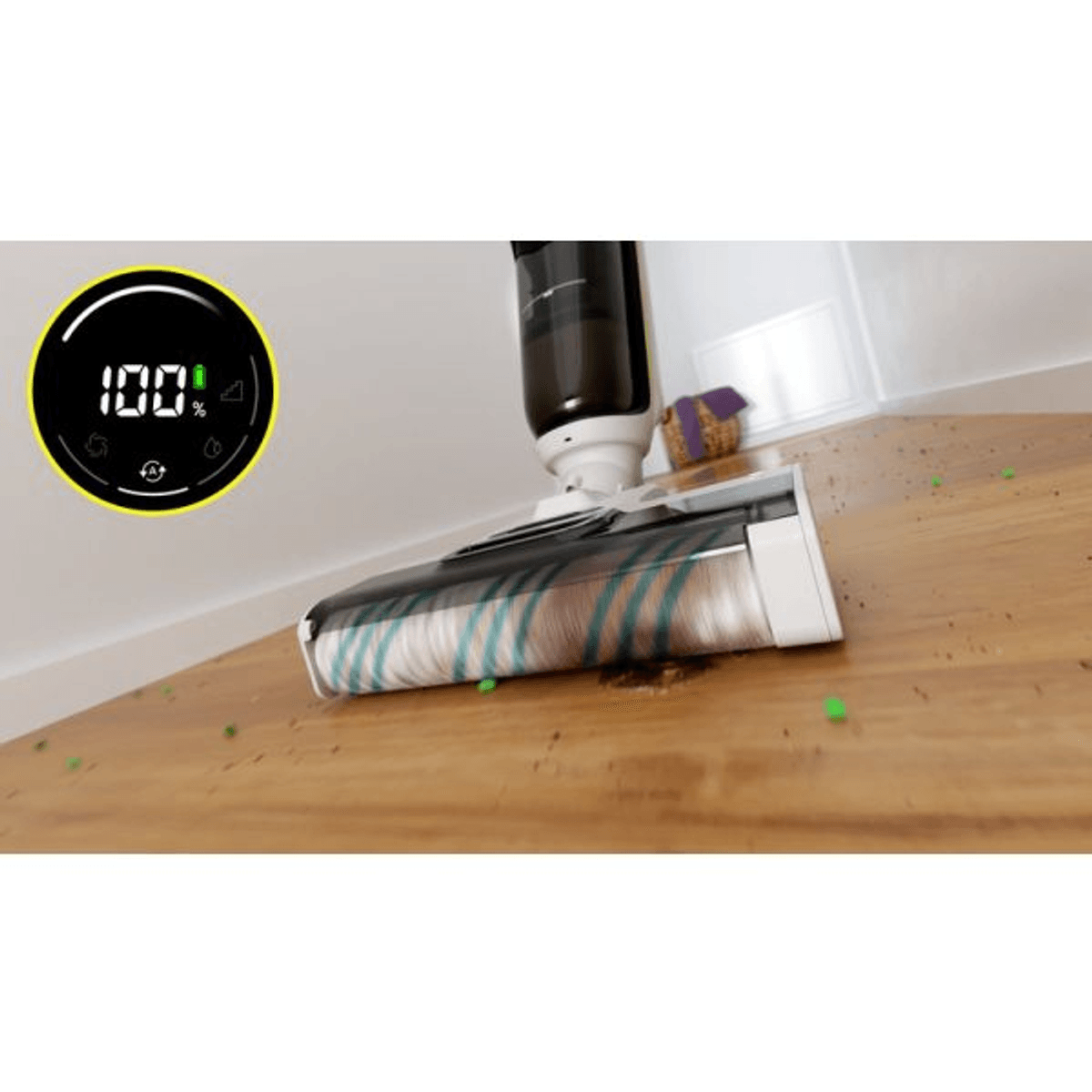 Un aspirapolvere pulisce un pavimento in legno mentre un display mostra 100% di batteria.