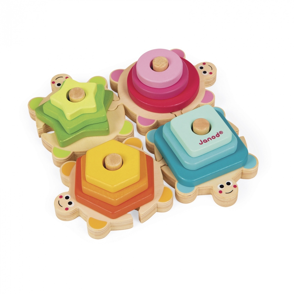 Quattro giochi a incastro in legno a forma di tartaruga rosa, verde, blu e giallo su sfondo bianco.
