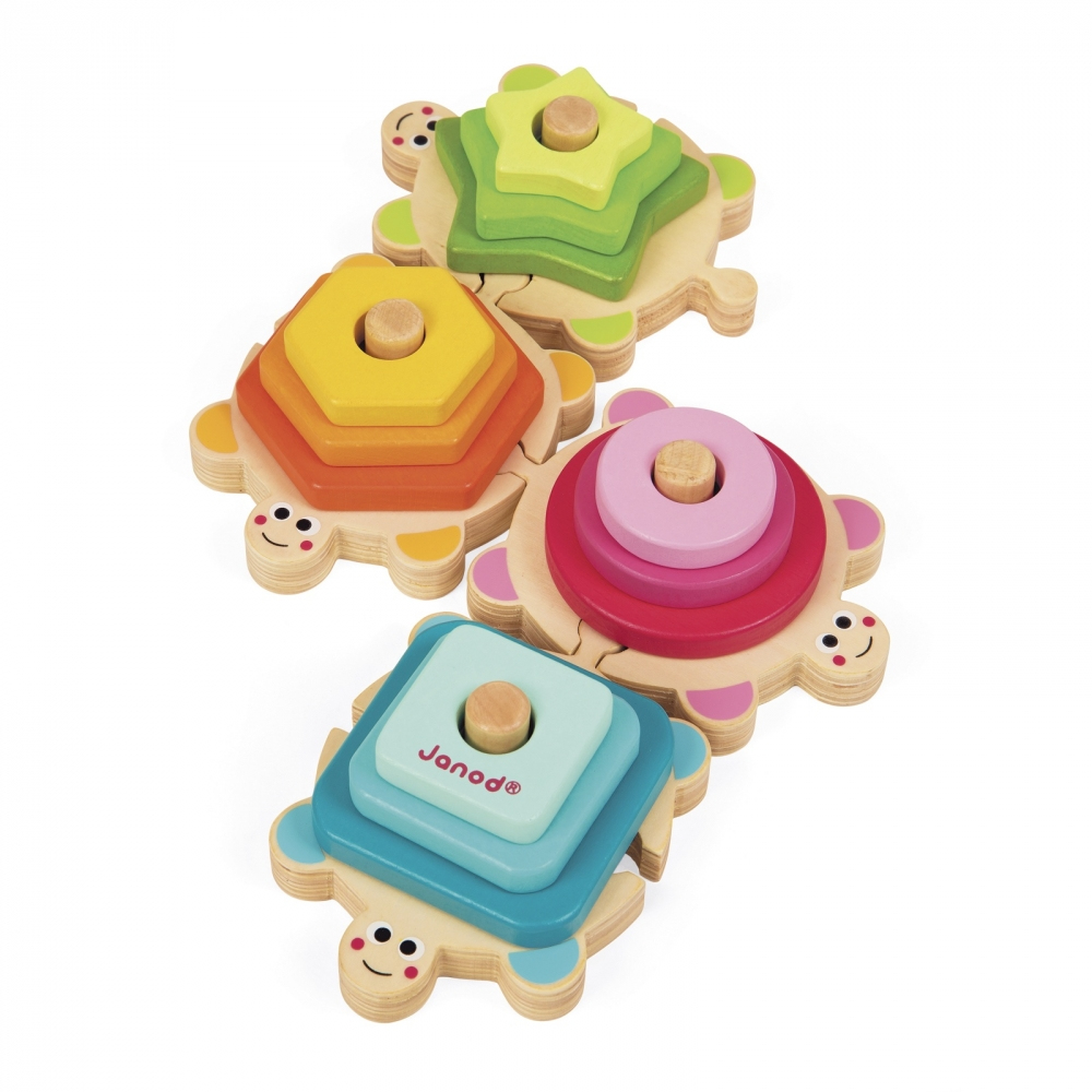 Quattro colorati giochi impilabili a forma di tartaruga in legno con forme geometriche.