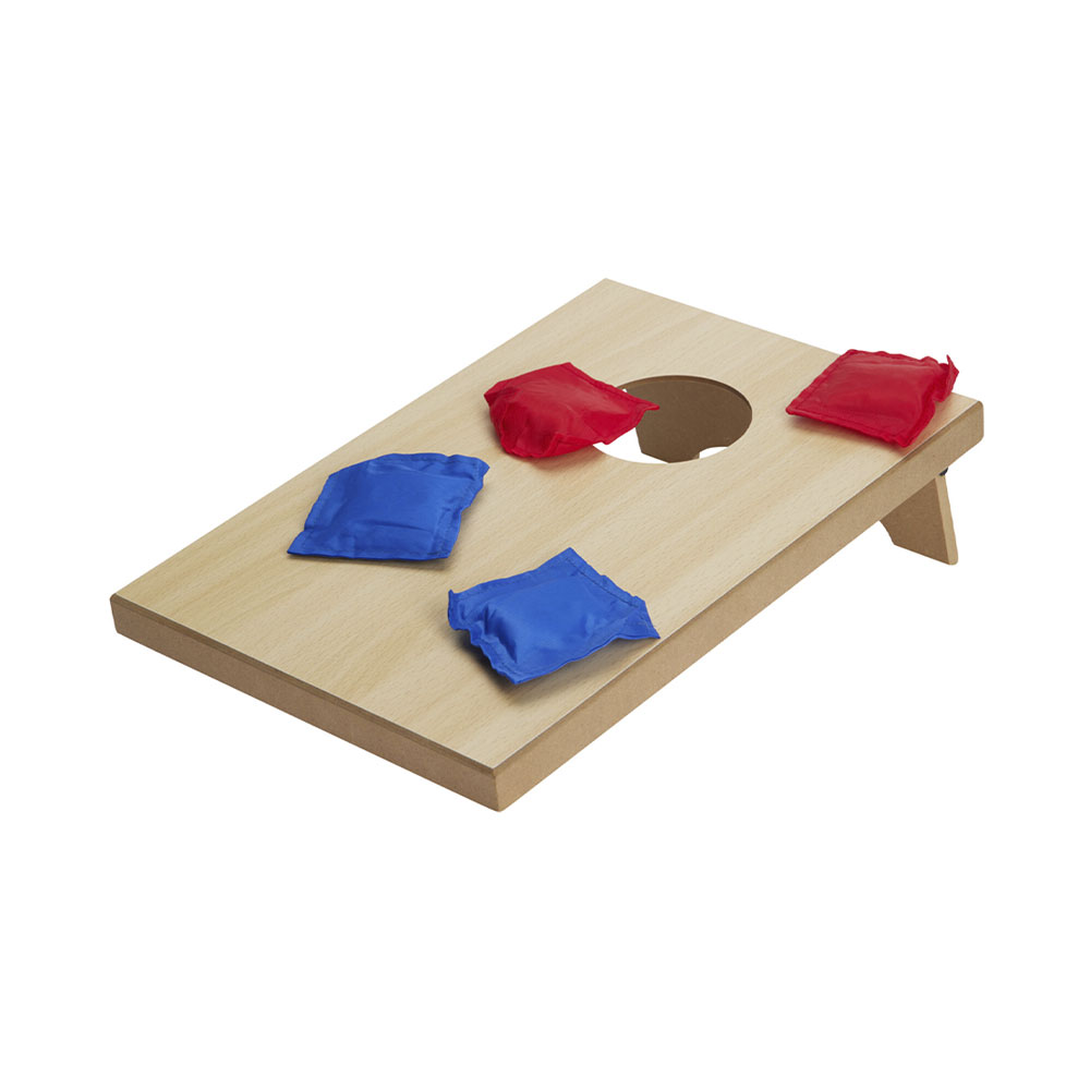 Un tabellone da cornhole in legno con un foro centrale e quattro sacchetti.