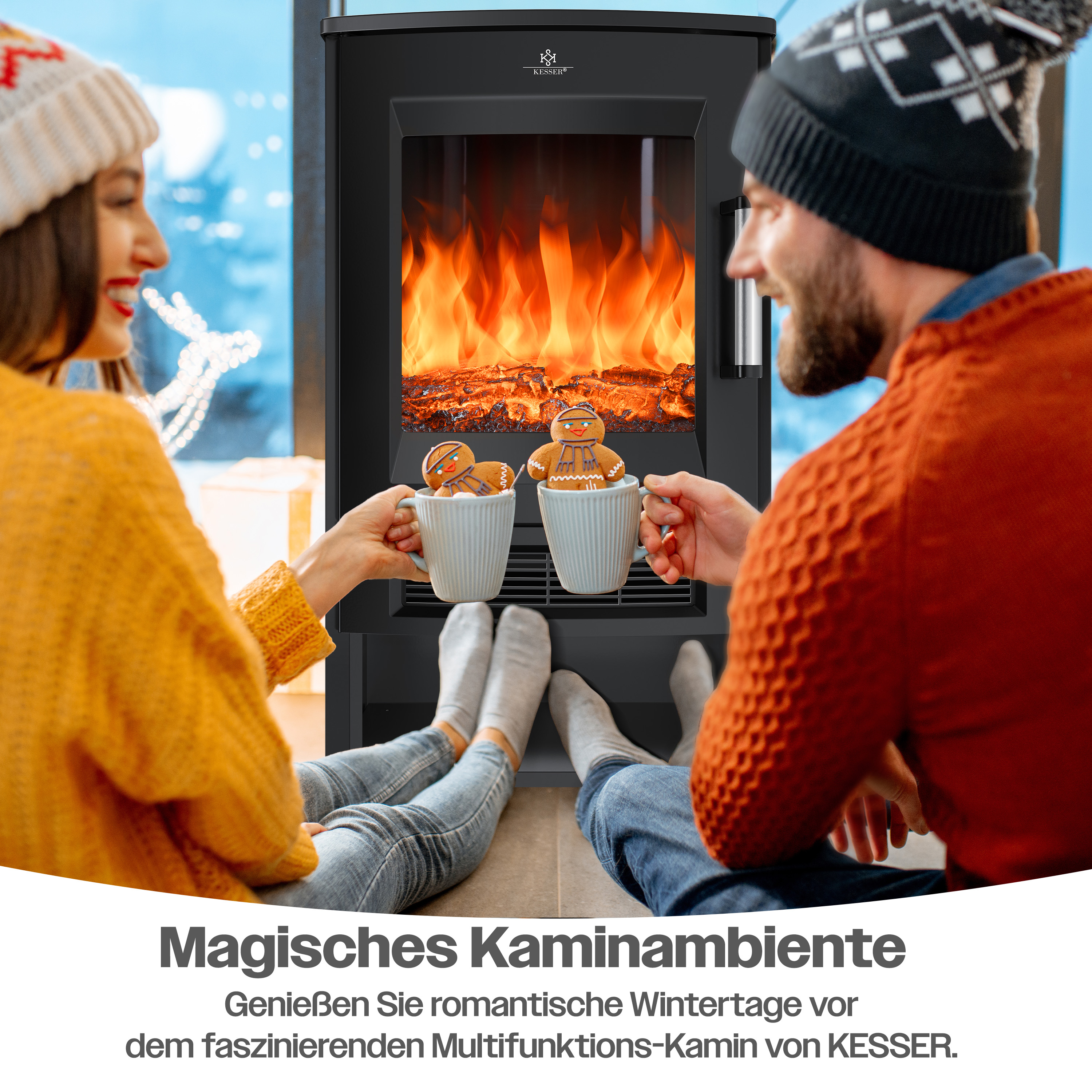 Paar sitzt vor einem Kamin und hält Tassen mit Lebkuchenmännchen.