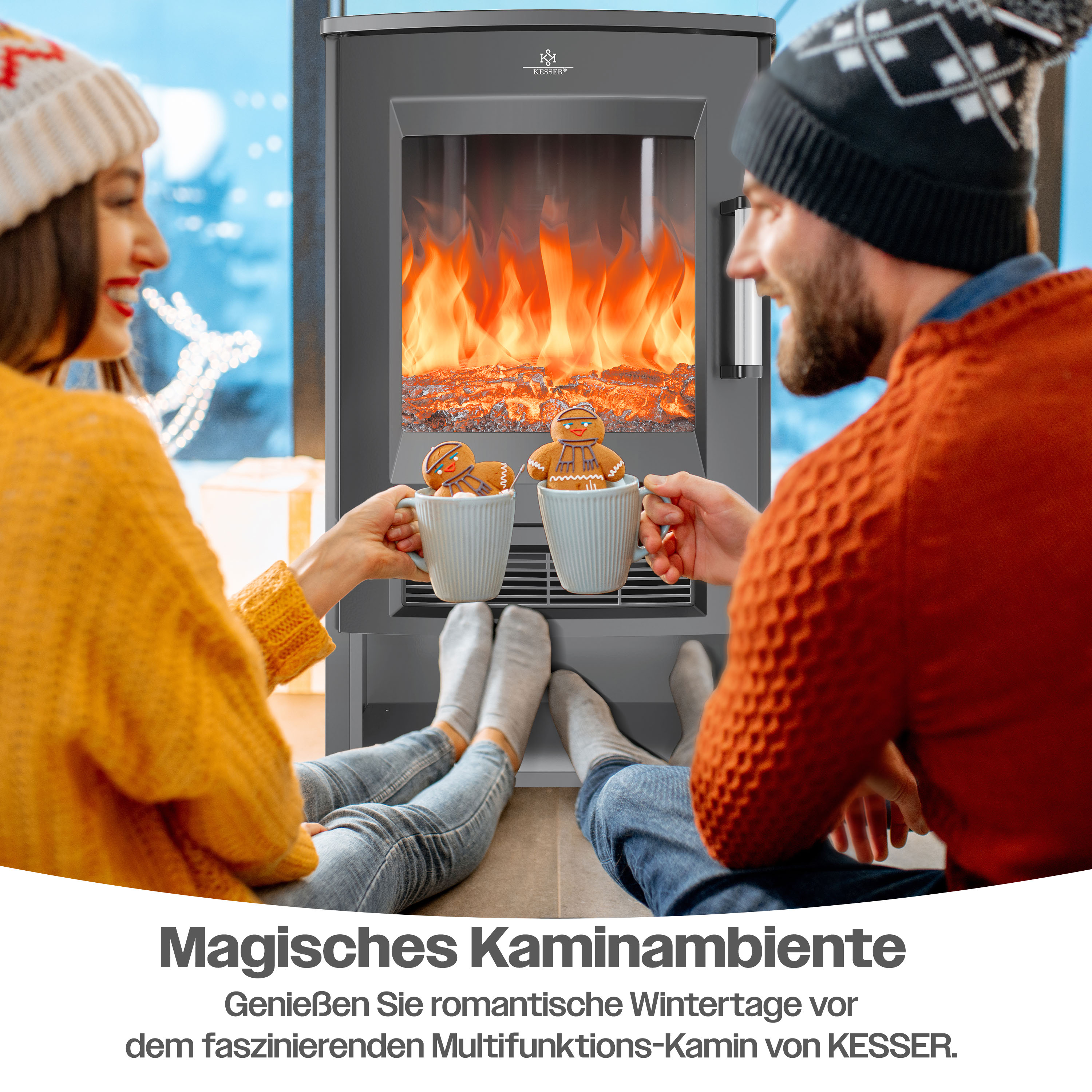 Ein Paar sitzt mit Tassen vor einem modernen Kamin, Mützen und Pullover tragend.