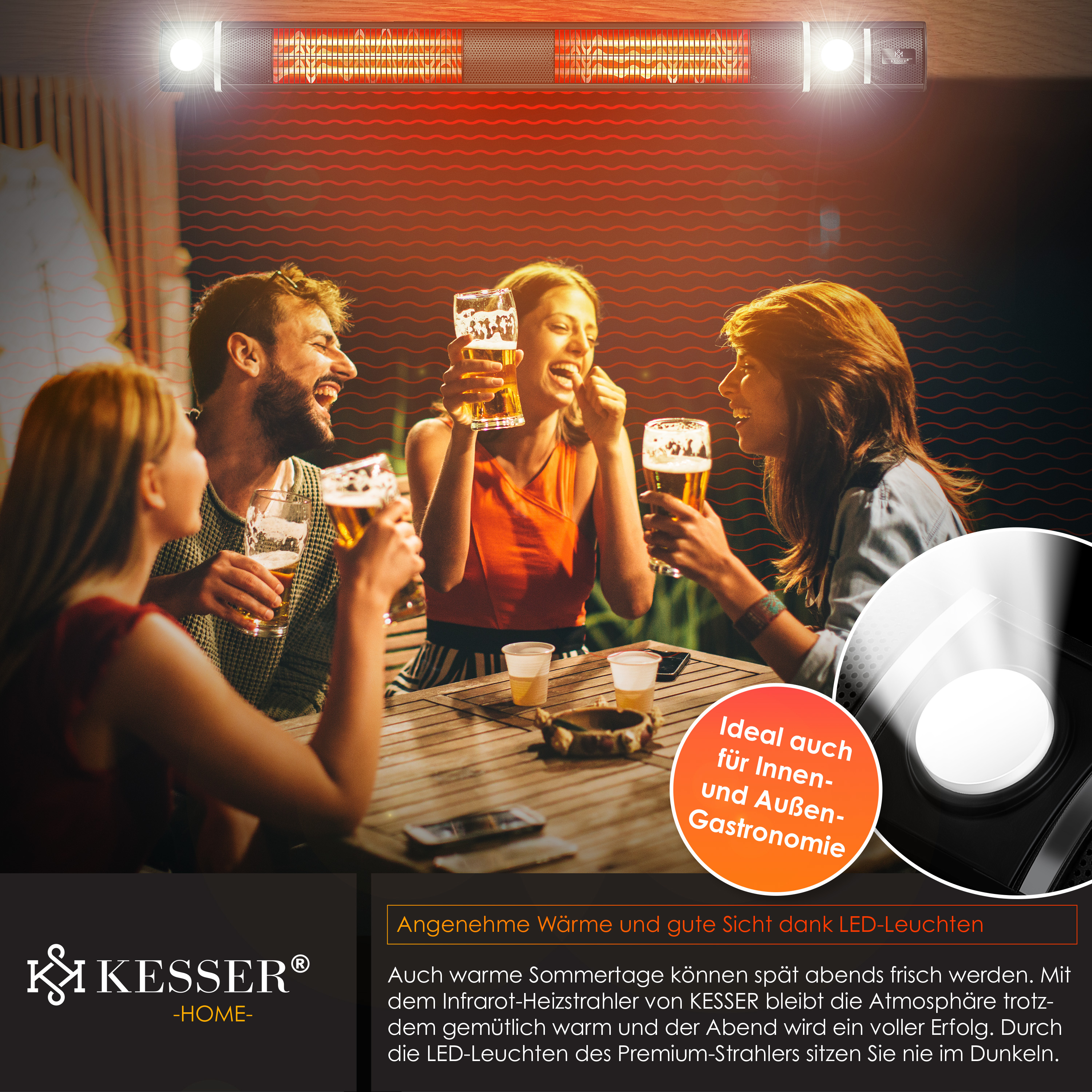 Vier Freunde sitzen abends zusammen an einem Holztisch, lachen, stoßen mit Bier an, erwärmt von einem Infrarot-Heizstrahler.
