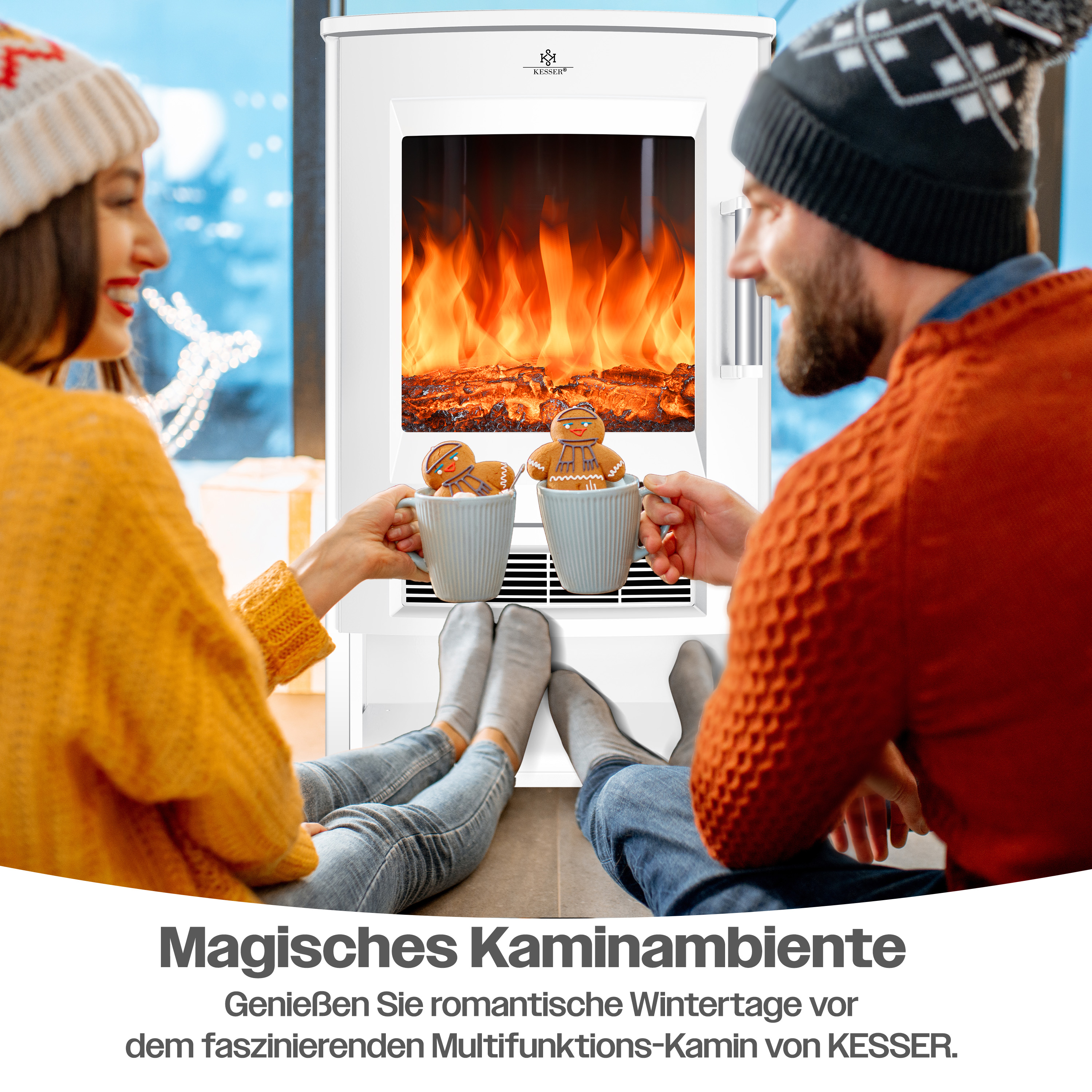 Paar sitzt vor weißem Kamin mit Tassen und Lebkuchenmännchen.