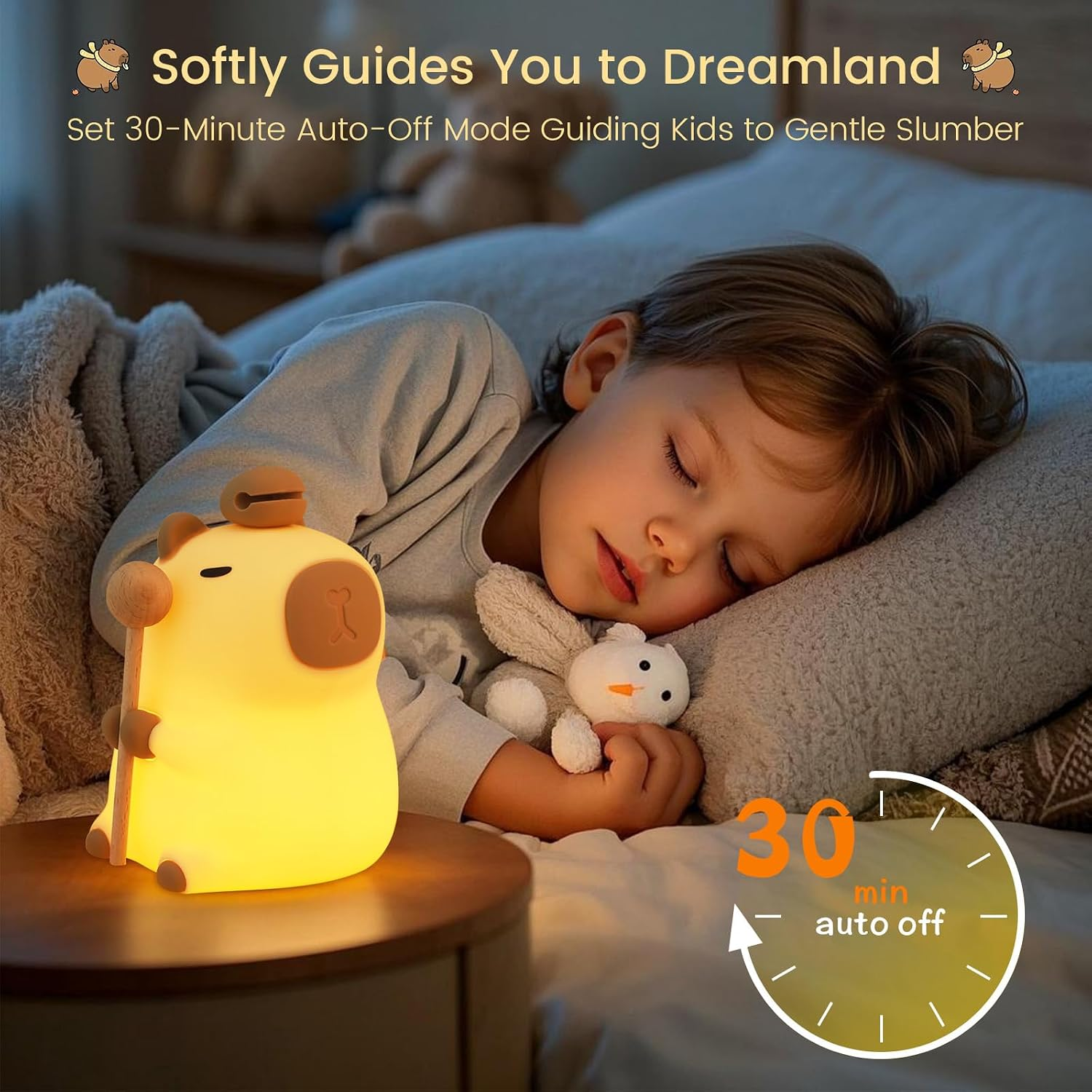 Ein Kind schläft friedlich im Bett neben einer niedlichen, leuchtend gelben Capybara-Lampe auf dem Nachttisch.