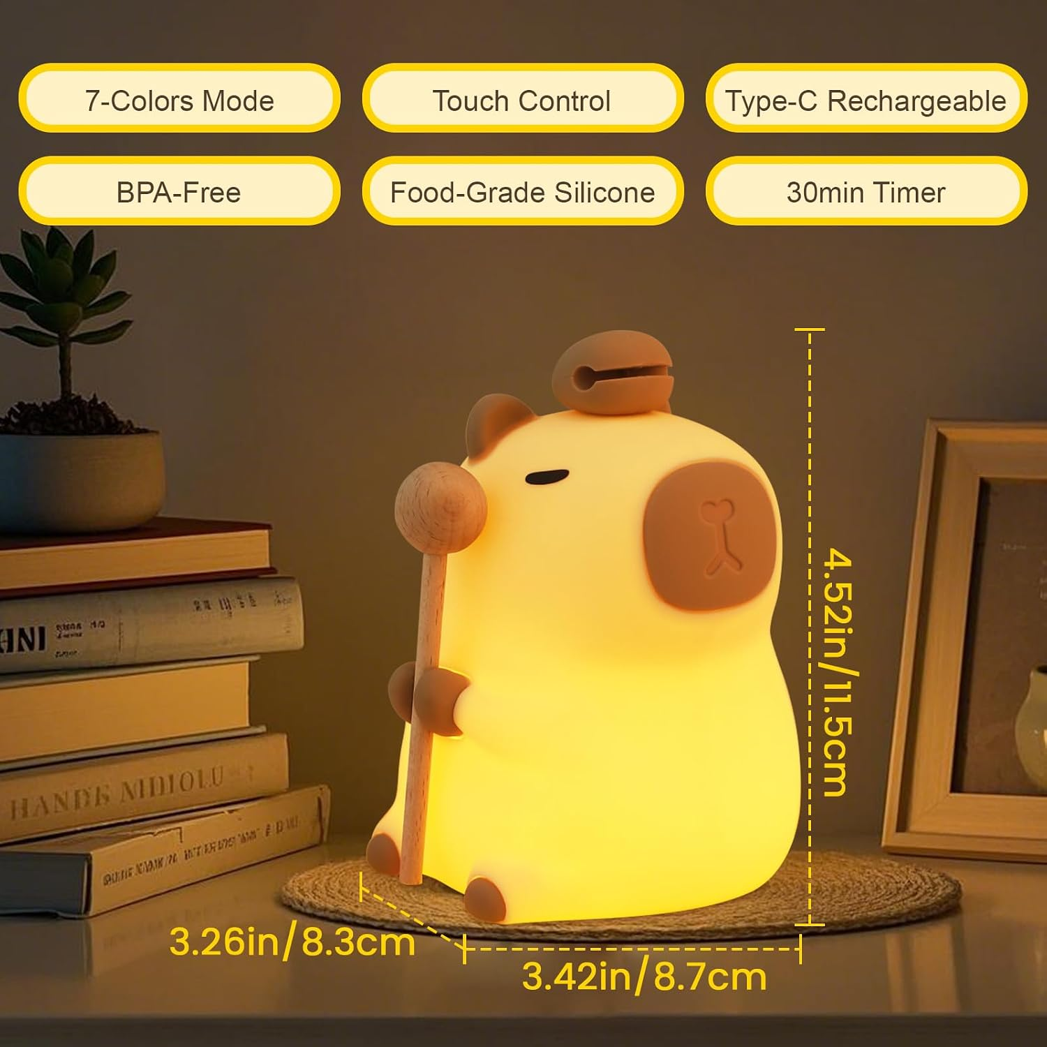 Ein leuchtendes Capybara-Nachtlicht mit Maßen, Funktionen und Büchern im Hintergrund.